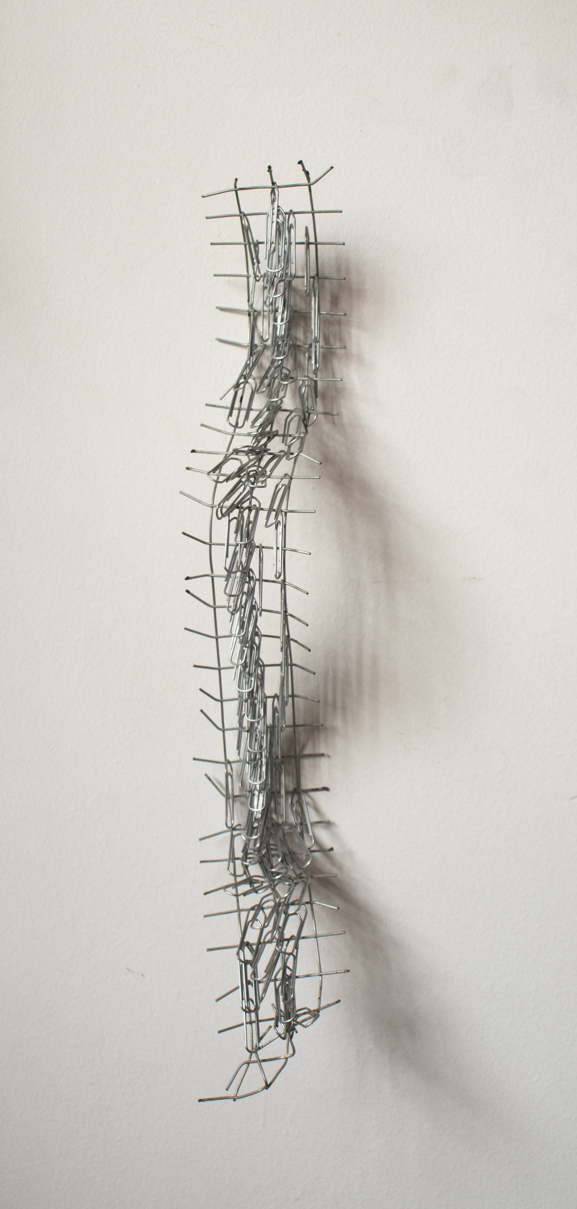 Tulio Costa. Tristeza estrutural VI, 2023, clipes de aço galvanizado e metal encontrado, 40 × 6 × 6 cm (TC209)