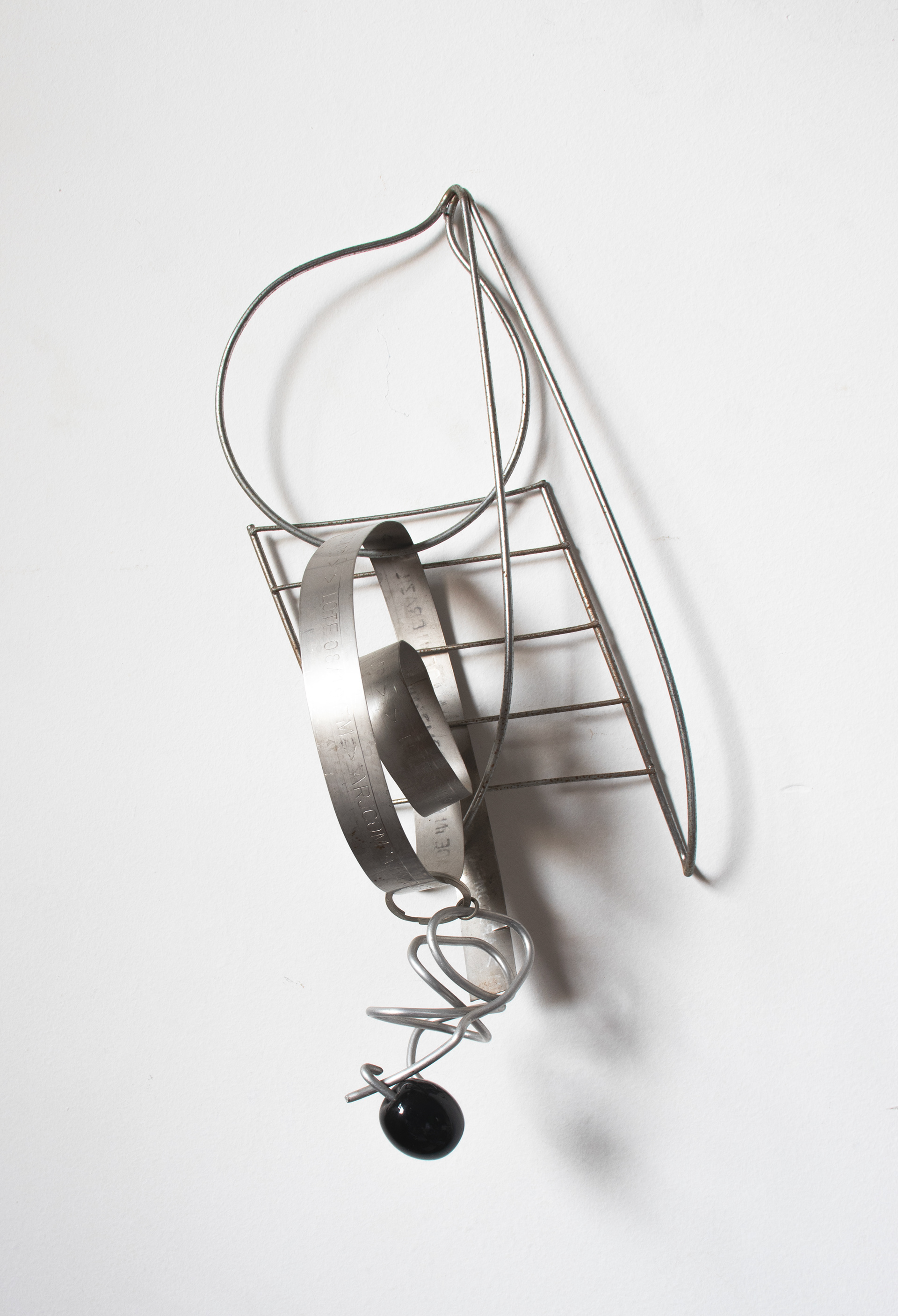 Tulio Costa. Acessório de parede #9, 2022, metais encontrados e Murano, 39 × 15 × 14 cm (TC062)