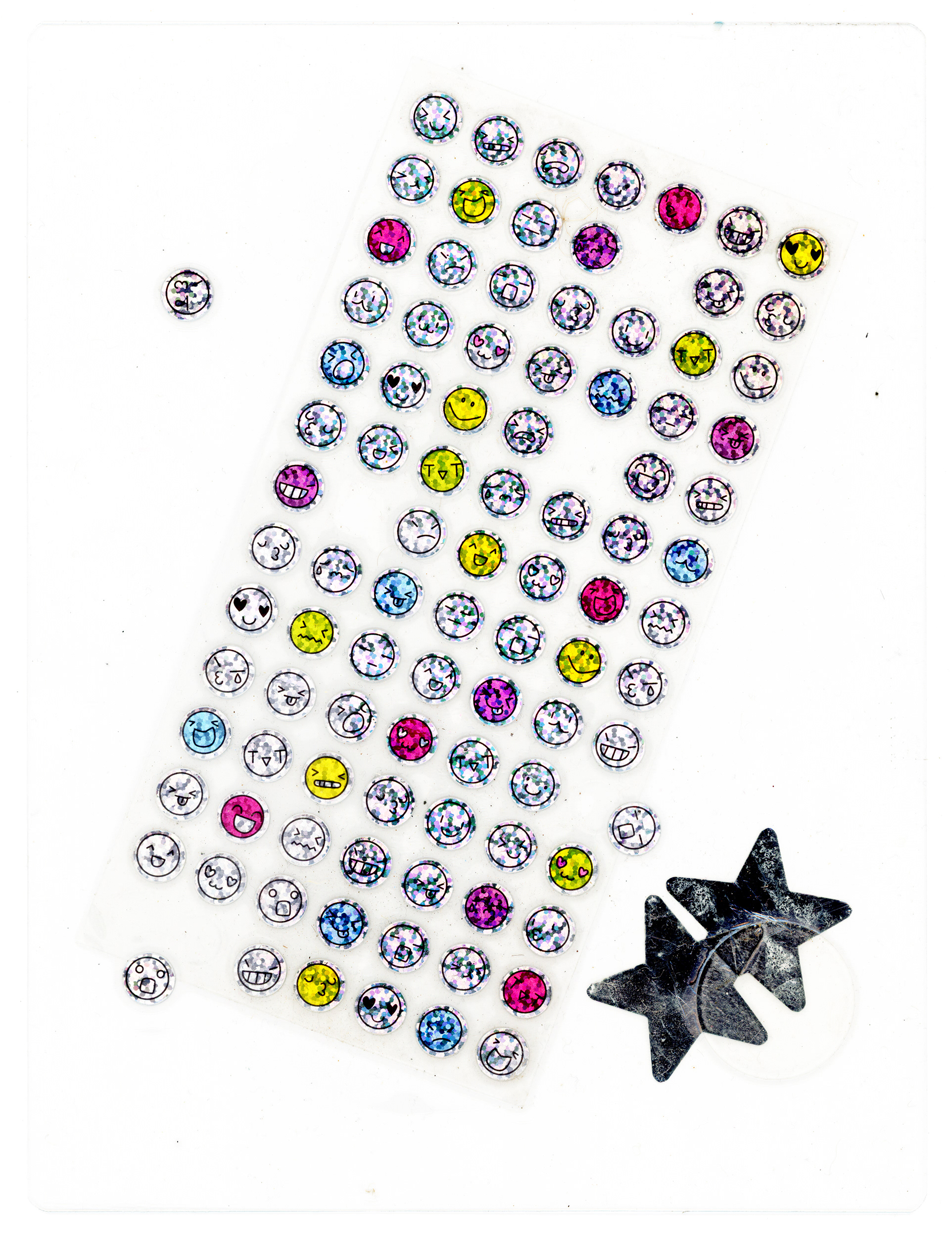 Tulio Costa. Sem título (emojis), 2022, cartela de adesivos, adesivos e plásticos selados em poliéster, 22,5 x 17 cm (TC251)