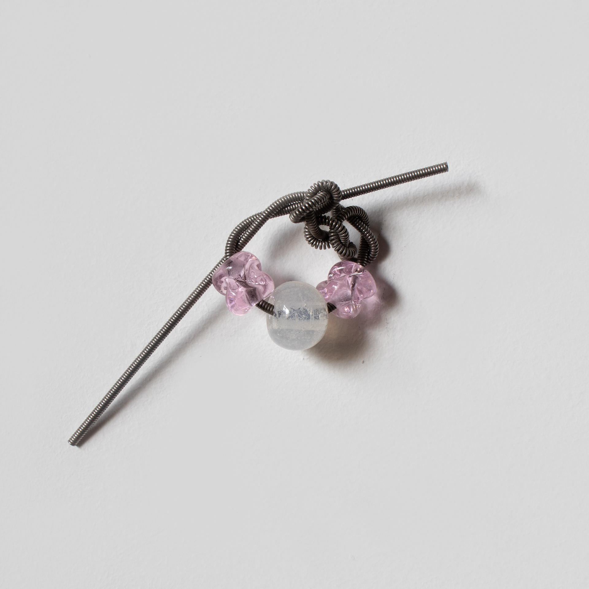 Tulio Costa. Acessório de parede #8, 2022, mola de metal encontrada e Murano, 12,5 × 4 × 3,5 cm (TC061)