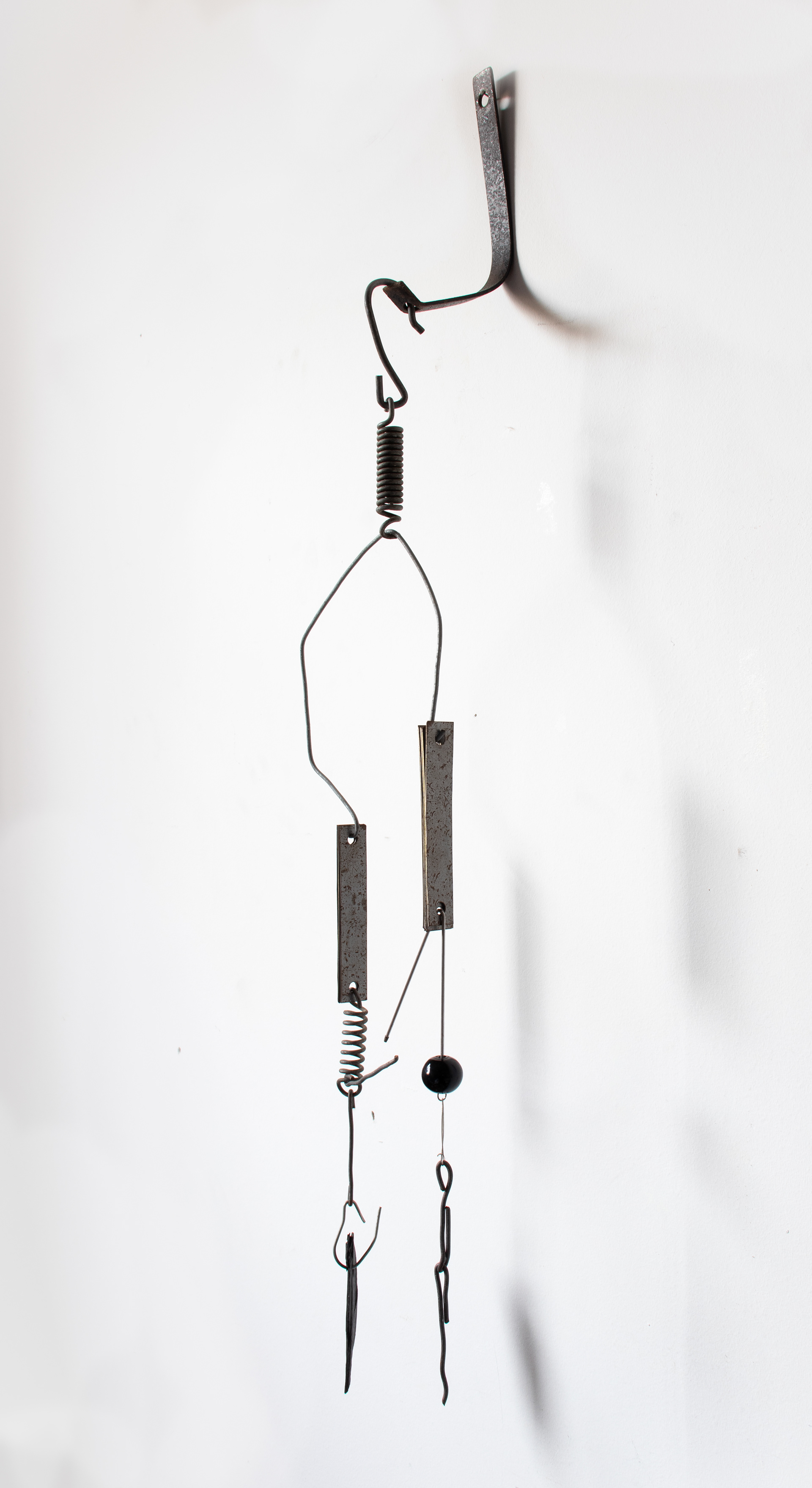 Tulio Costa. Acessório de parede #12, 2021, metais encontrados, aviamento de metal, base para brincos, murano e carvão envernizado, 87 × 24 × 10 cm (TC065)