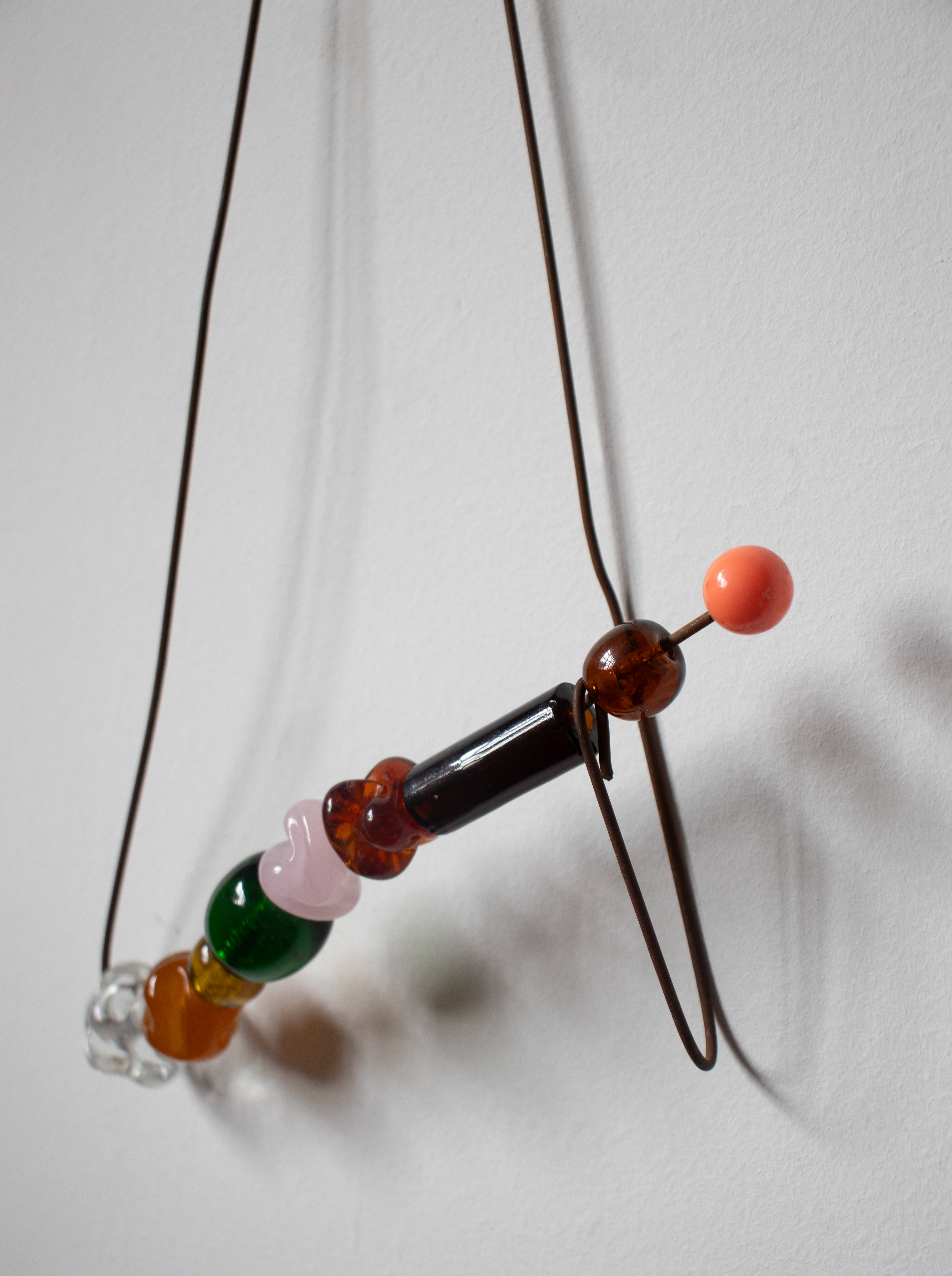 Tulio Costa. Acessório de parede #6, 2022, metal encontrado, Murano e esfera de acrílico, 35 × 20 × 4 cm (TC059)