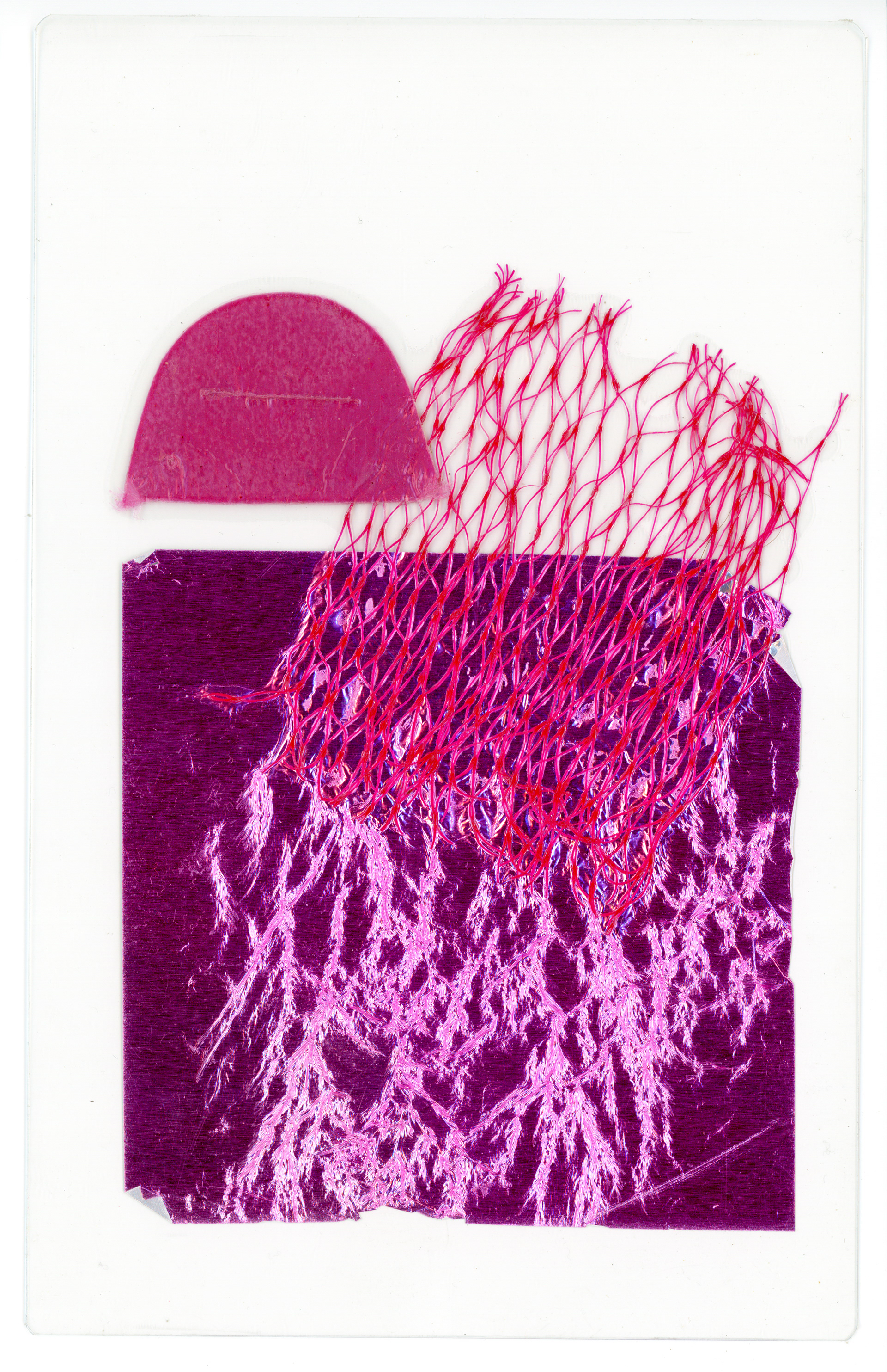 Composição rosa #1 (de/para Gabriel, [vírgula]), 2020, papel chumbo, fragmento de sacola plástica e rede plástica encontrados selados em poliéster, 19 × 12 cm (TC323)