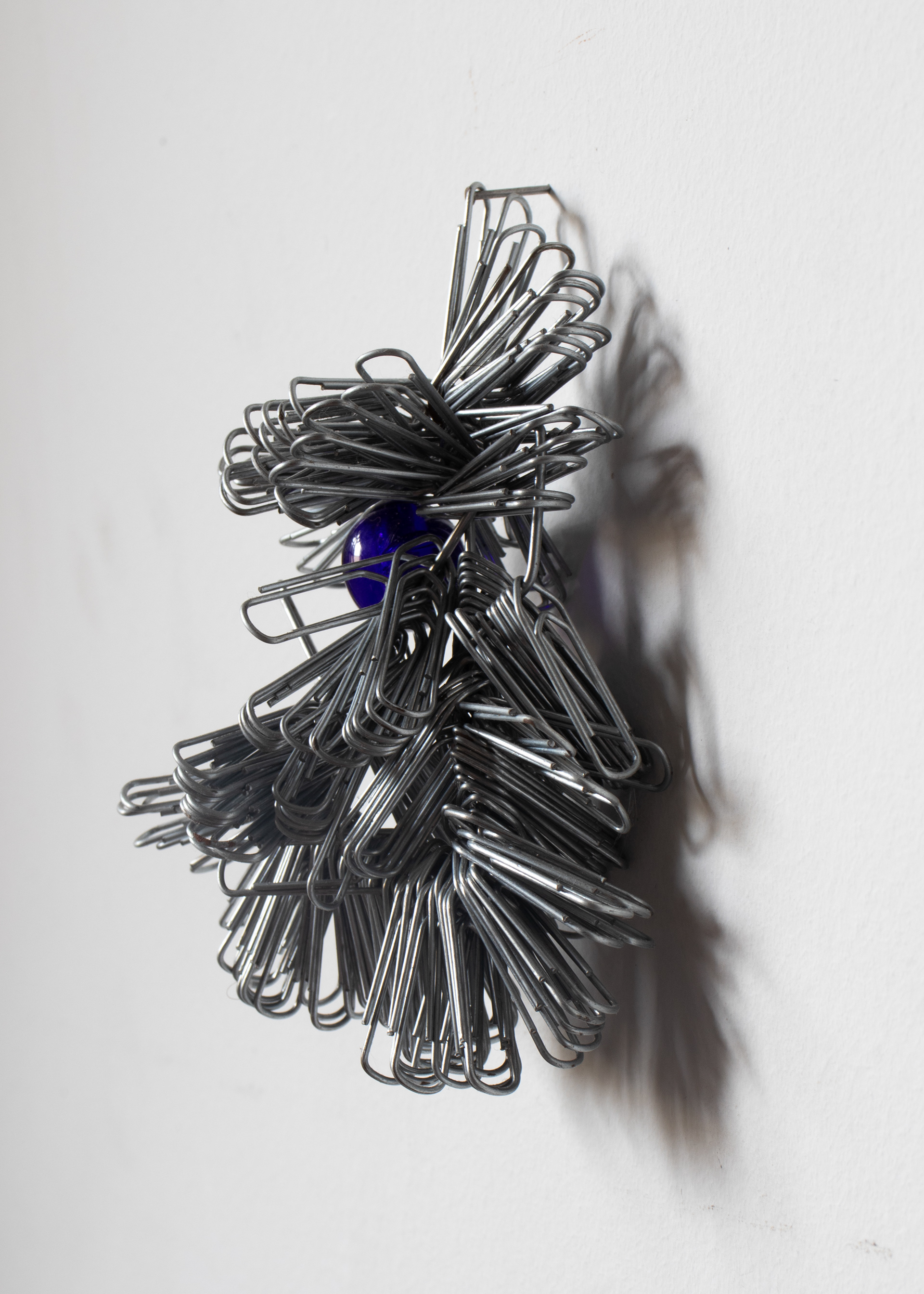 Tulio Costa. Tristeza estrutural XI, 2023, clipes de aço galvanizado, metal encontrado e Murano, 12 × 9 × 4 cm (TC231)