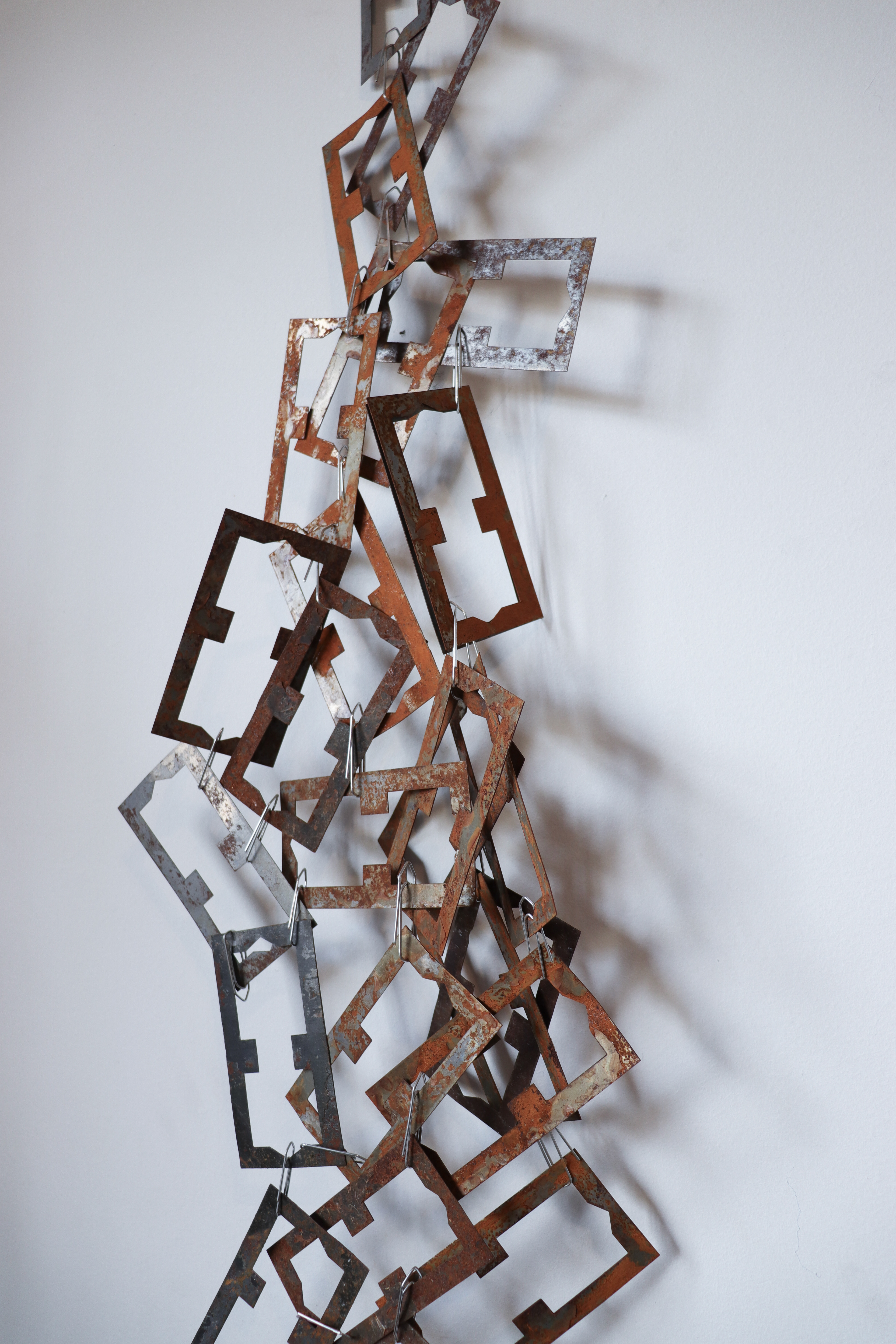 Tulio Costa. Transformador #5, 2022, metais encontradas e clipes de aço galvanizado, 79 × 30 × 9 cm (TC073)