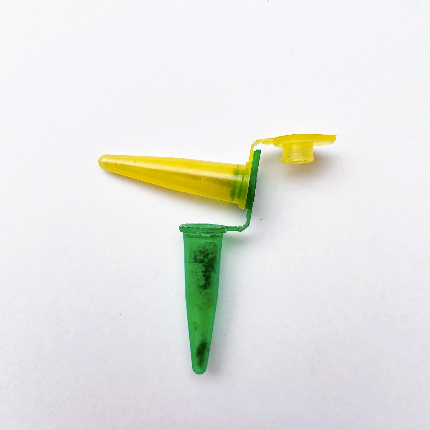 Se te pedirem verde e amarelo dê a eles a bandeira do Brasil I, da série Vício, microtubos de plástico encontrados, 5 × 5 × 1 cm (TC098)