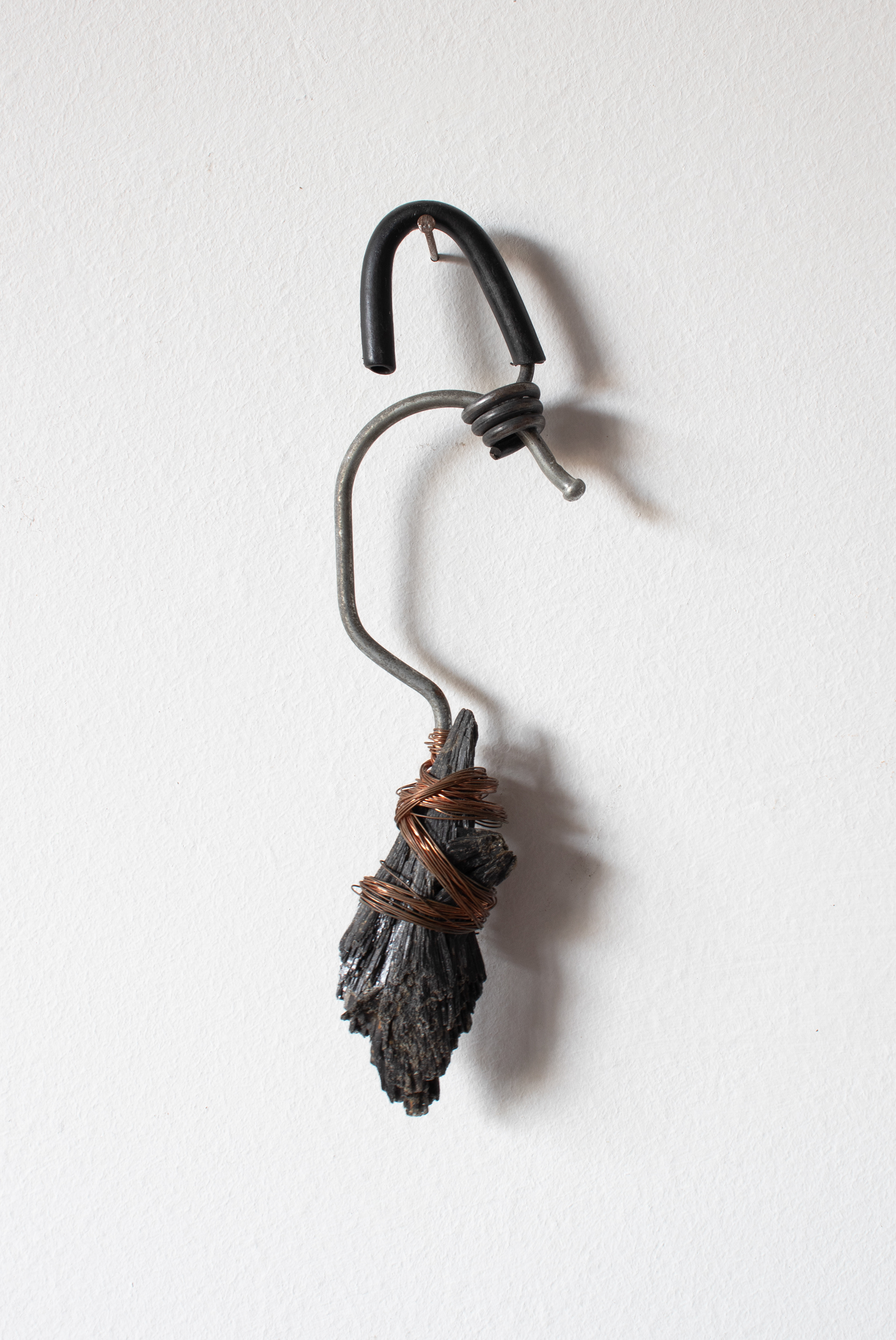 Tulio Costa. Acessório de parede #2, 2017, ganchos de metal encontrado, cianita negra e fios de cobre, 17 × 6 × 2 cm (TC055)