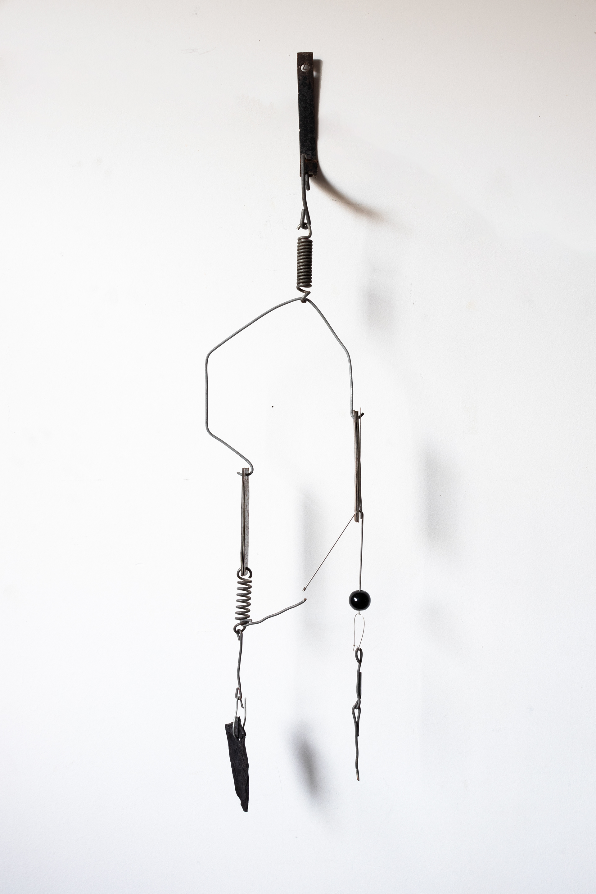 Tulio Costa. Acessório de parede #12, 2021, metais encontrados, aviamento de metal, base para brincos, Murano e carvão envernizado, 87 × 24 × 10 cm (TC065)