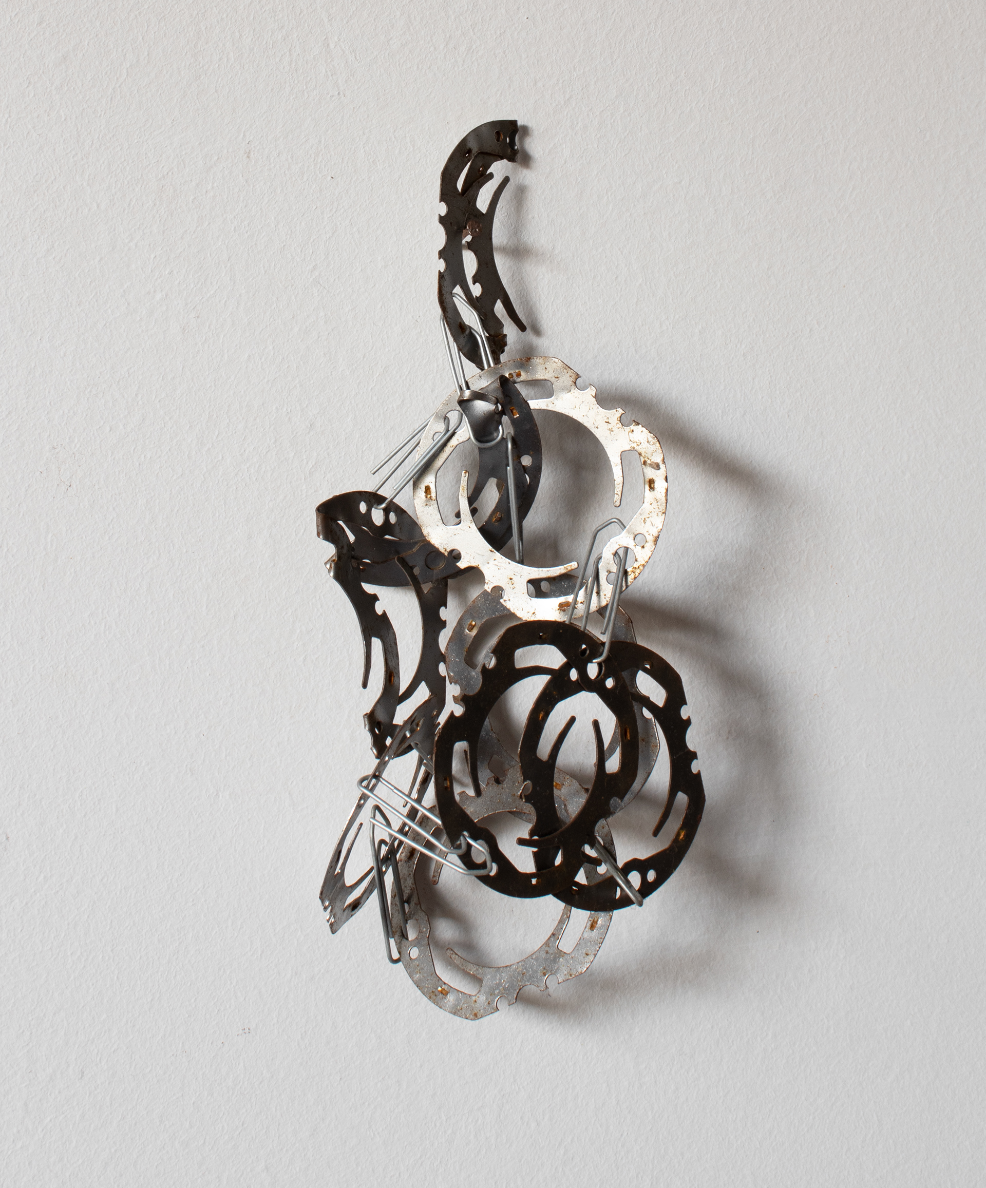 Tulio Costa. Transformador #6, 2022, metais encontradas e clipes de aço galvanizado, 22 × 11 × 3 cm (TC074)