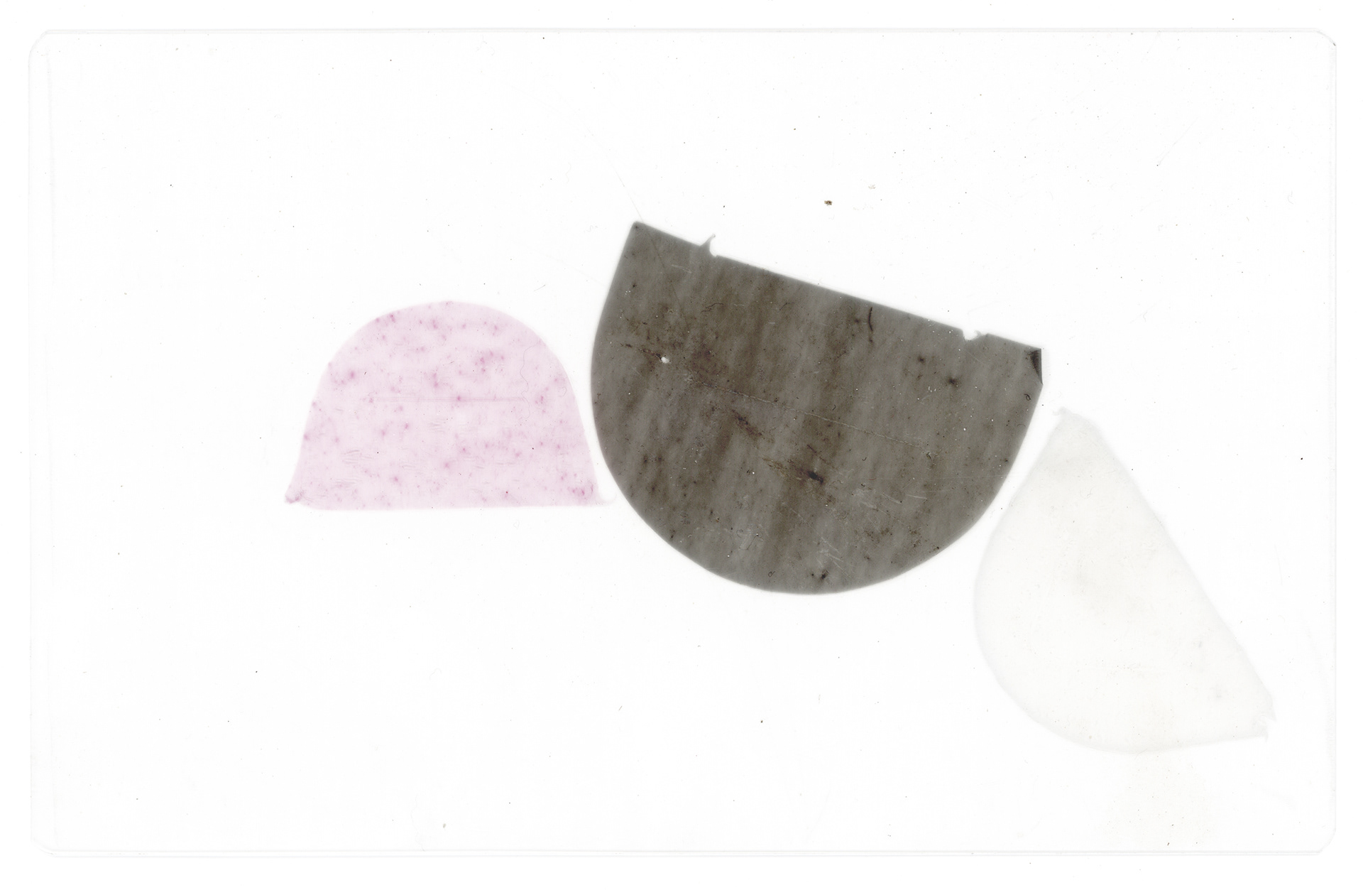 Tulio Costa. Sem título (meias-luas #25), 2024, fragmentos de sacola plástica selados em poliéster, 12 x 19 cm (TC292)