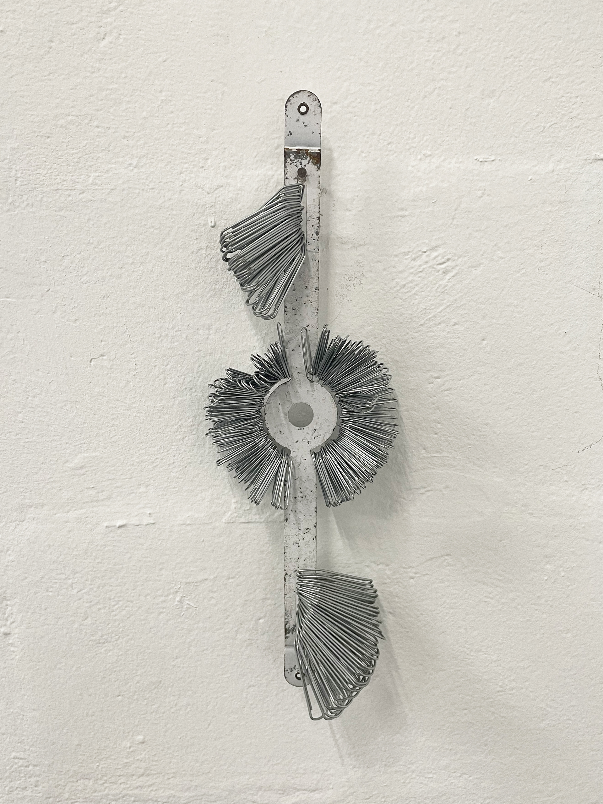 Tulio Costa. Tristeza estrutural IX, 2023, clipes de aço galvanizado e metal encontrado, 35 × 14 × 6 cm (TC212)