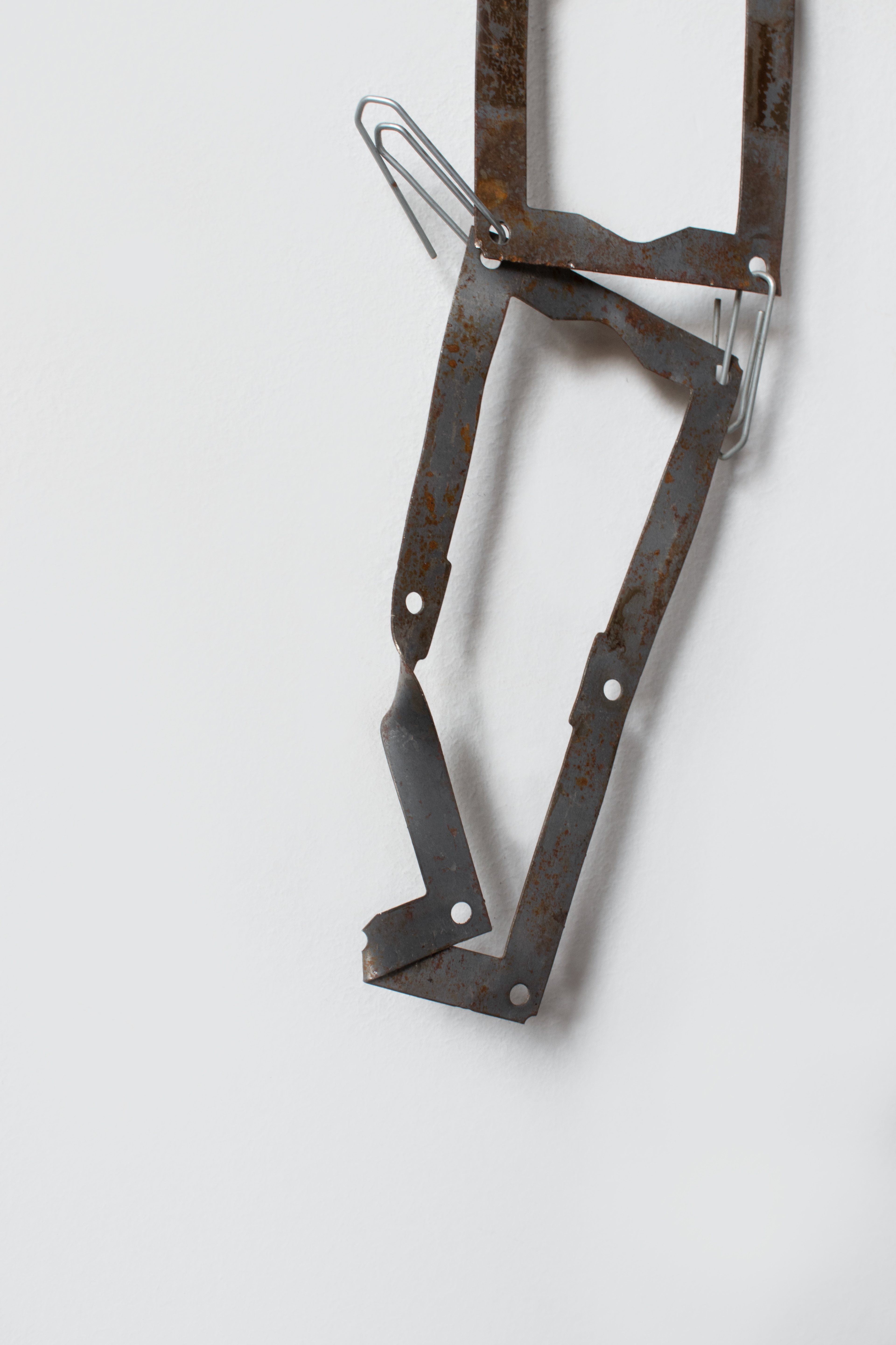 Tulio Costa. Transformador #10, 2022, metais encontradas e clipes de aço galvanizado, 32 × 5 × 1 cm (TC078)