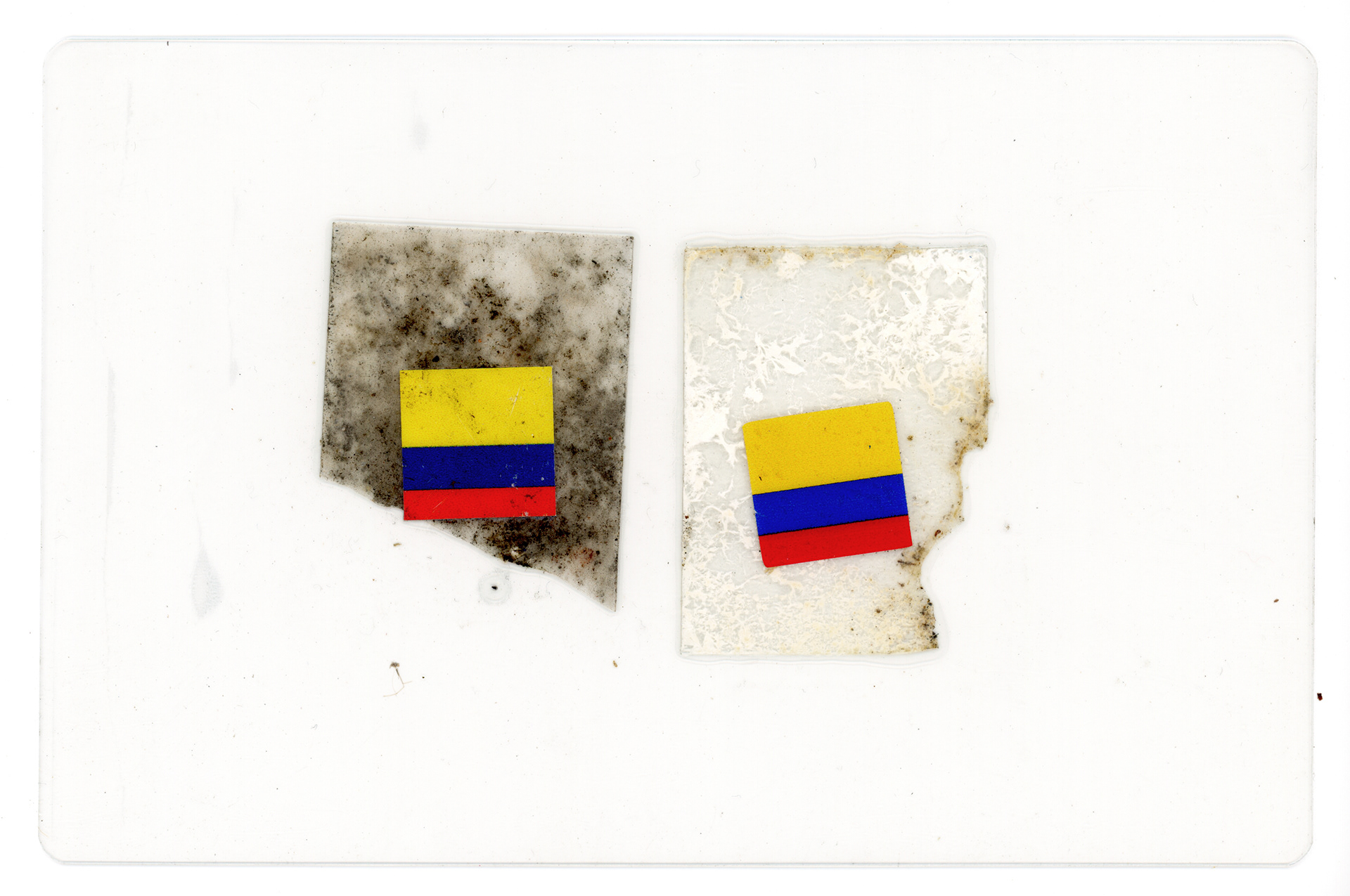 Tulio Costa. Colômbia, da série Vício, 2022, embalagens plásticas encontradas selados em poliéster, 11 × 17 cm (TC303)