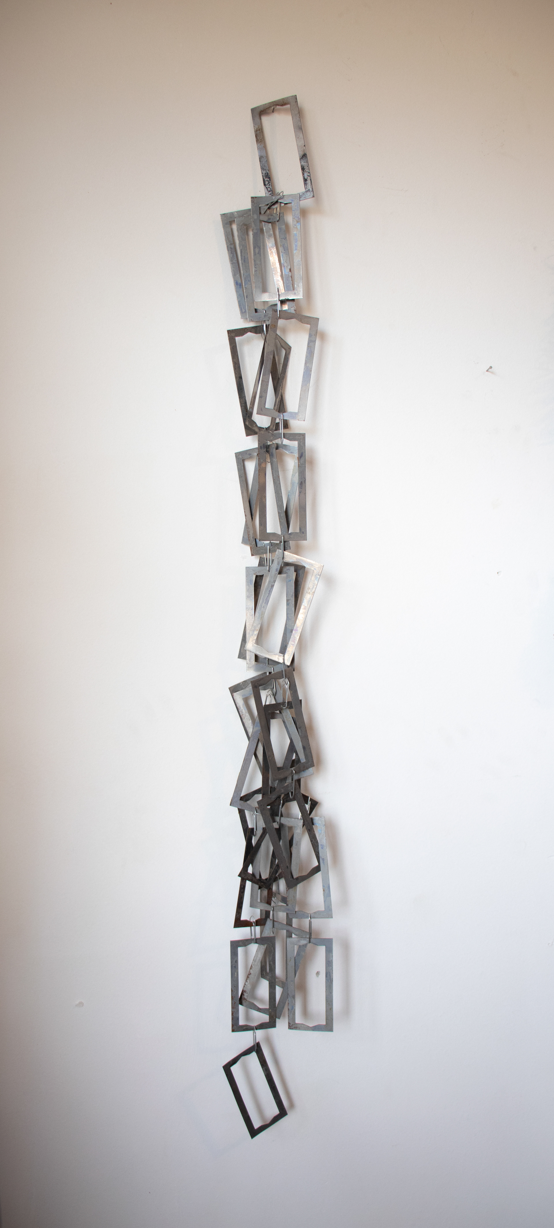 Tulio Costa. Transformador #1, 2022, metais encontradas e clipes de aço galvanizado, 108 × 20 × 3 cm (TC069)