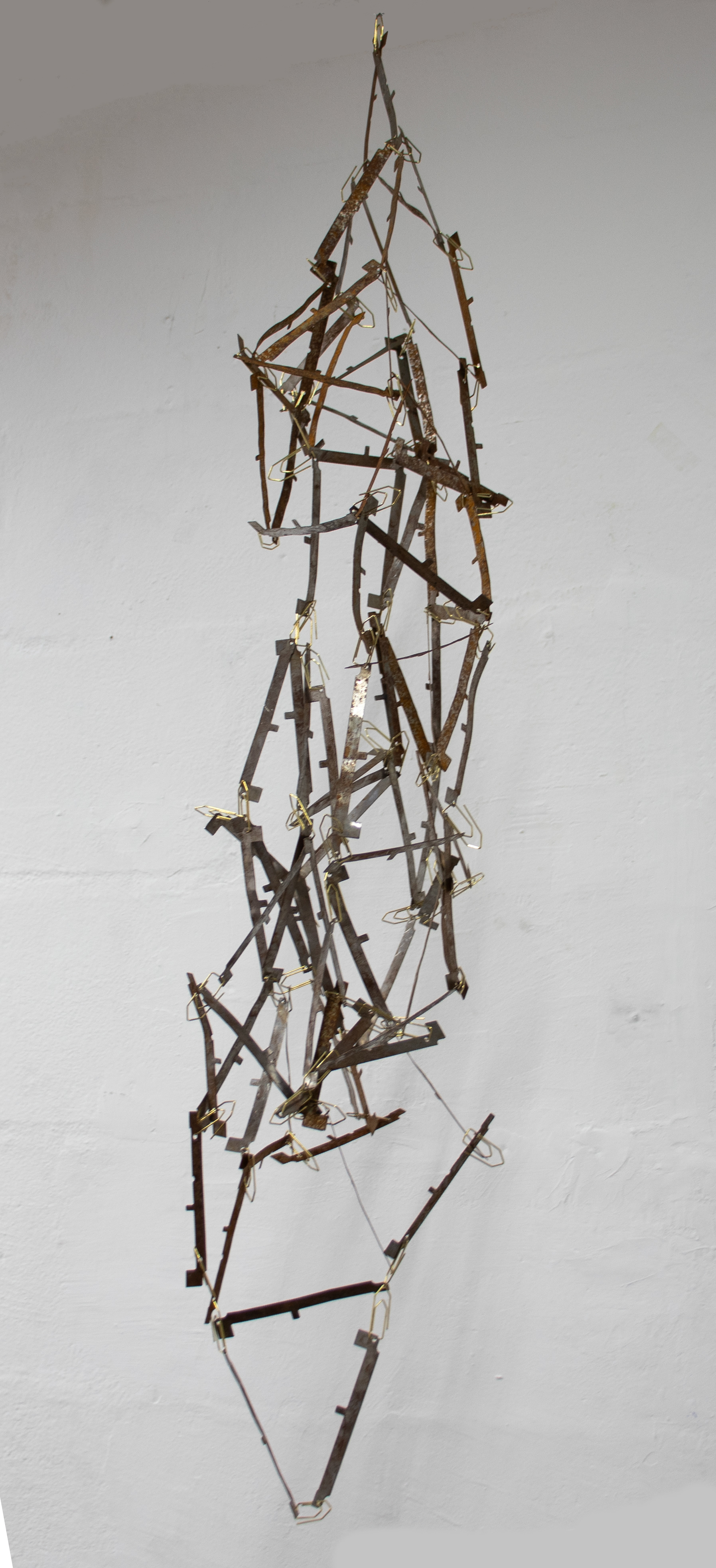 Tulio Costa. Transformador #8, 2022, metais encontradas e clipes de aço galvanizado, 63 × 24 × 24 cm (TC076)
