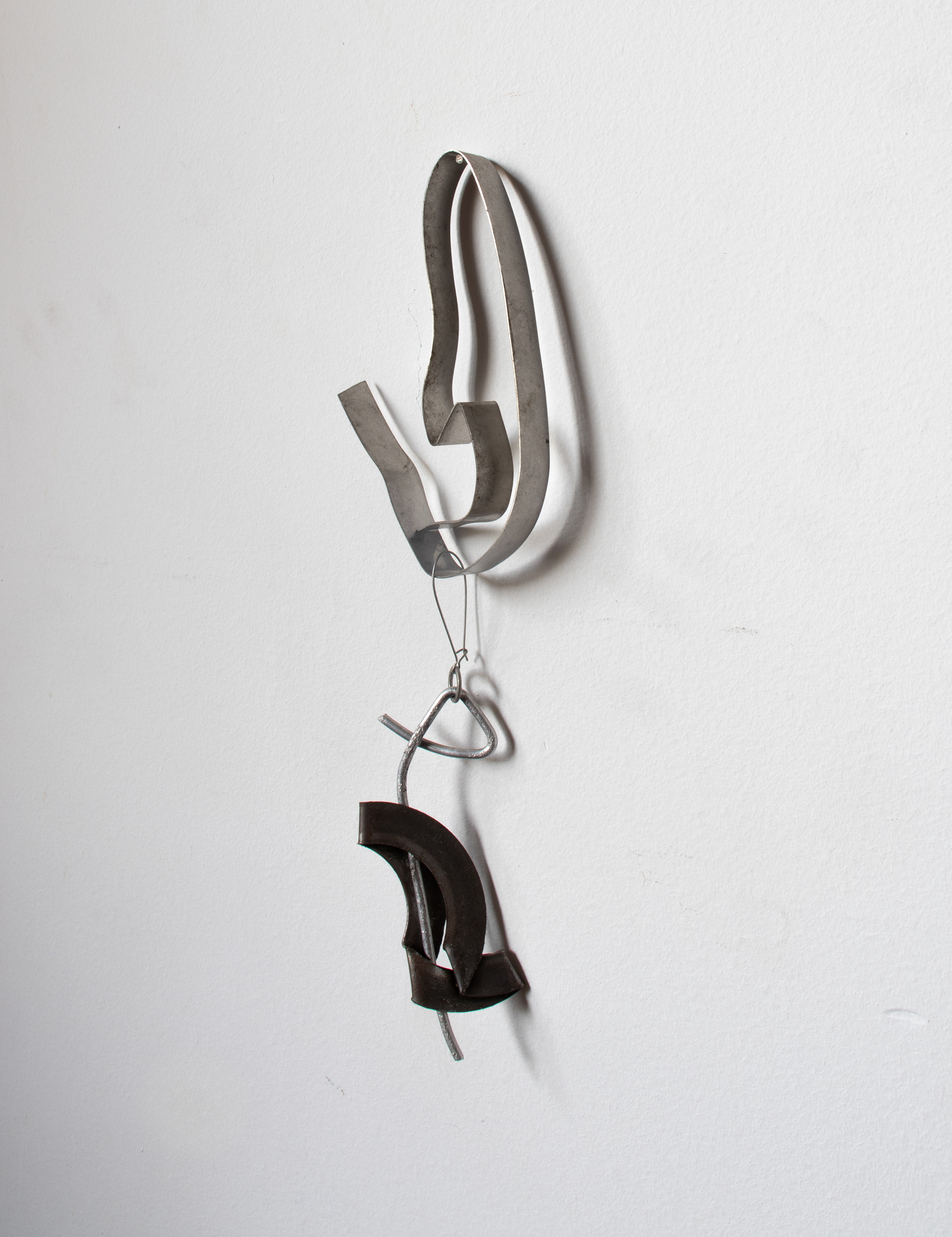 Tulio Costa. Acessório de parede #13, 2022, metais encontrados, argola de metal e base para brinco, 27 × 7,5 × 1,5 cm (TC066