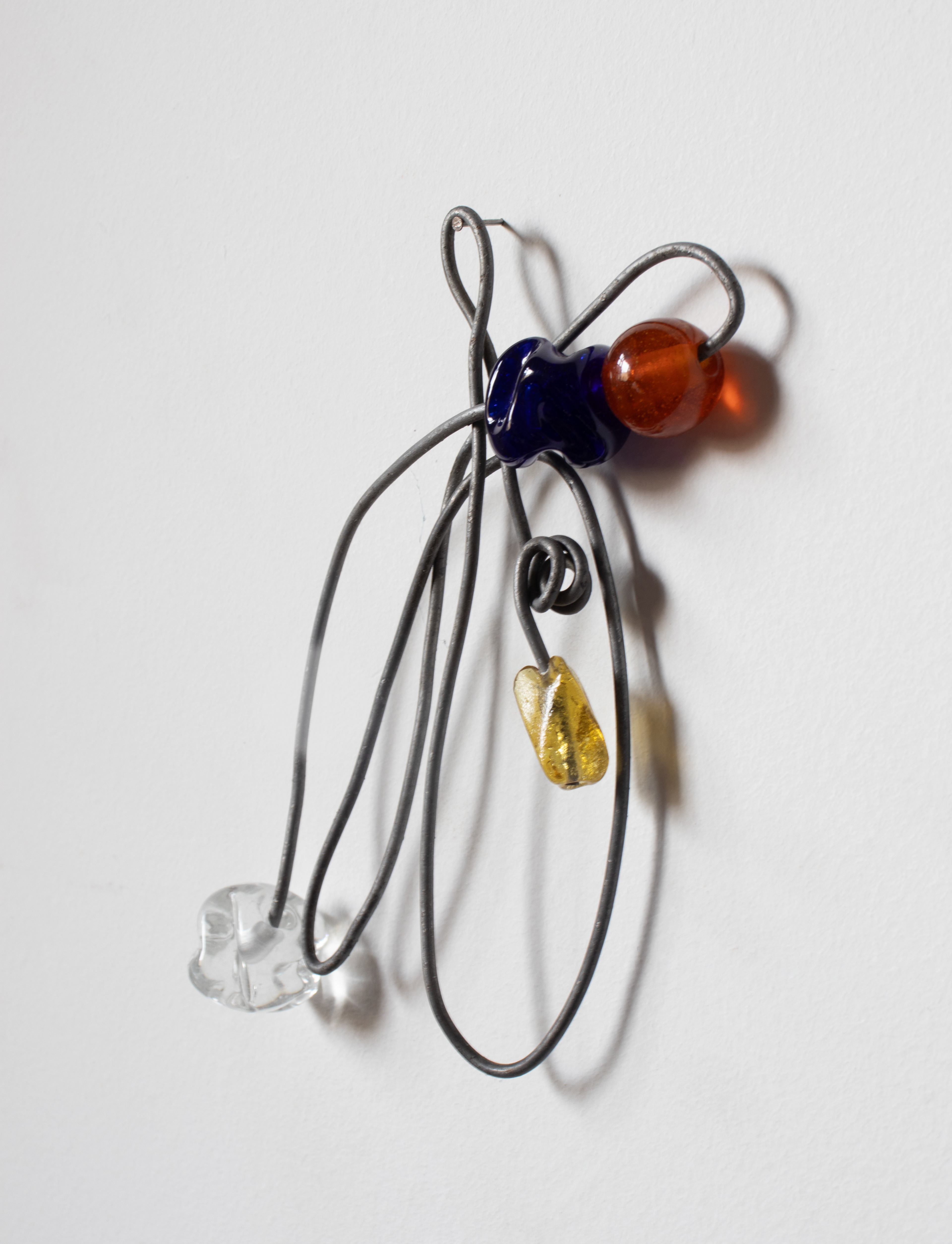Tulio Costa. Acessório de parede #7, 2022, metal encontrado e Murano, 17 × 15 × 2,5 cm (TC060)