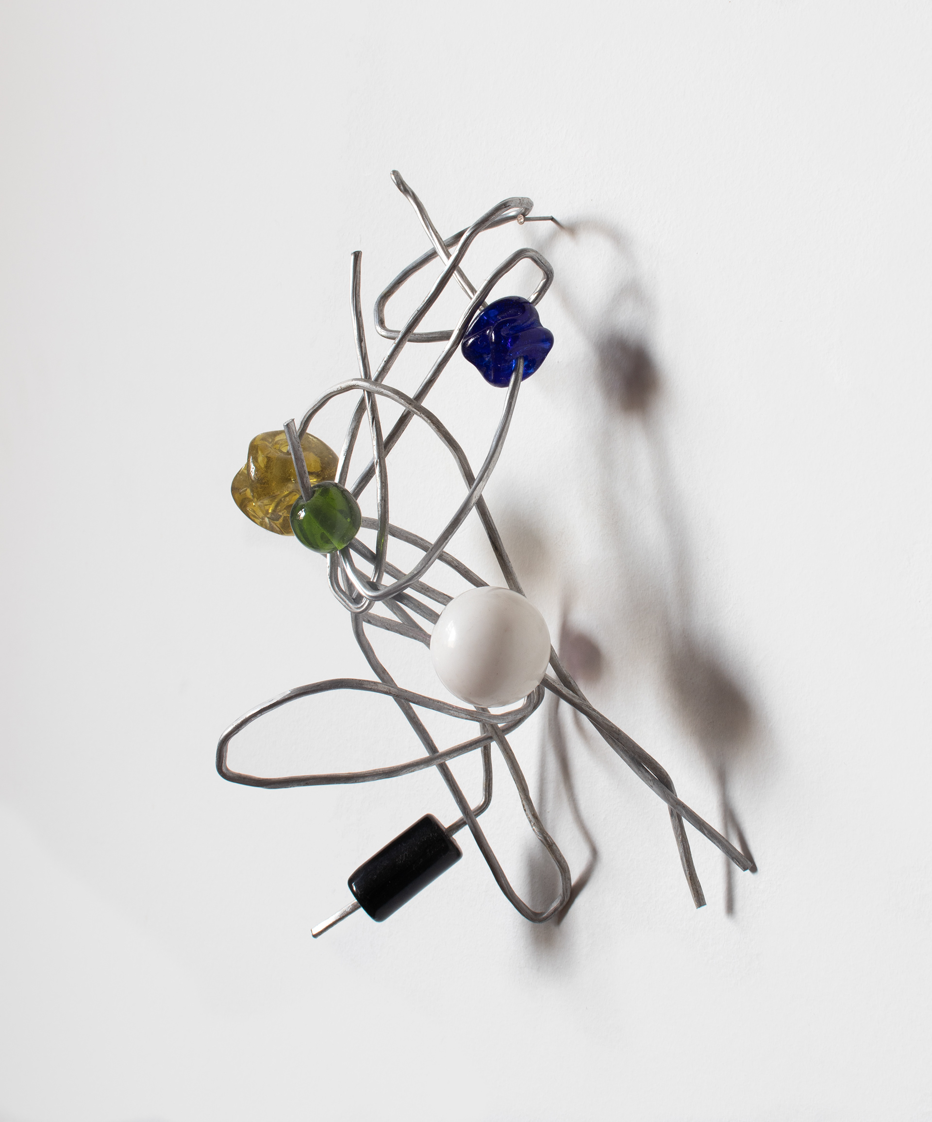 Tulio Costa. Acessório de parede #5, 2022, metal encontrado, Murano e esfera de acrílico, 21 × 16 × 5 cm. Coleção particular, São Paulo (TC058) 