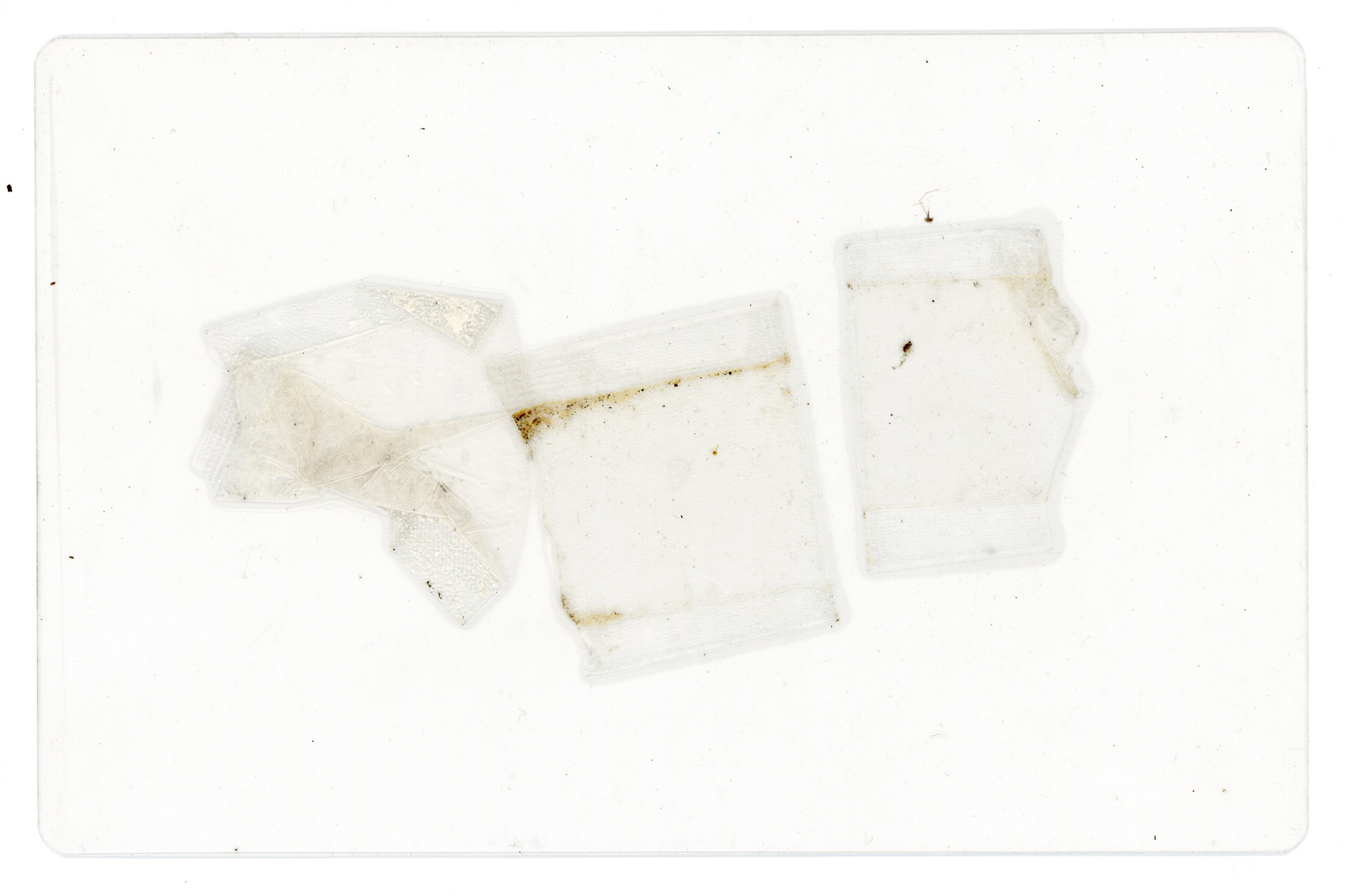 Tulio Costa. Sem título (saquinhos #3), da série Vício, 2022, embalagem plástica encontrada selada em poliéster, 11 × 17 cm (TC321)