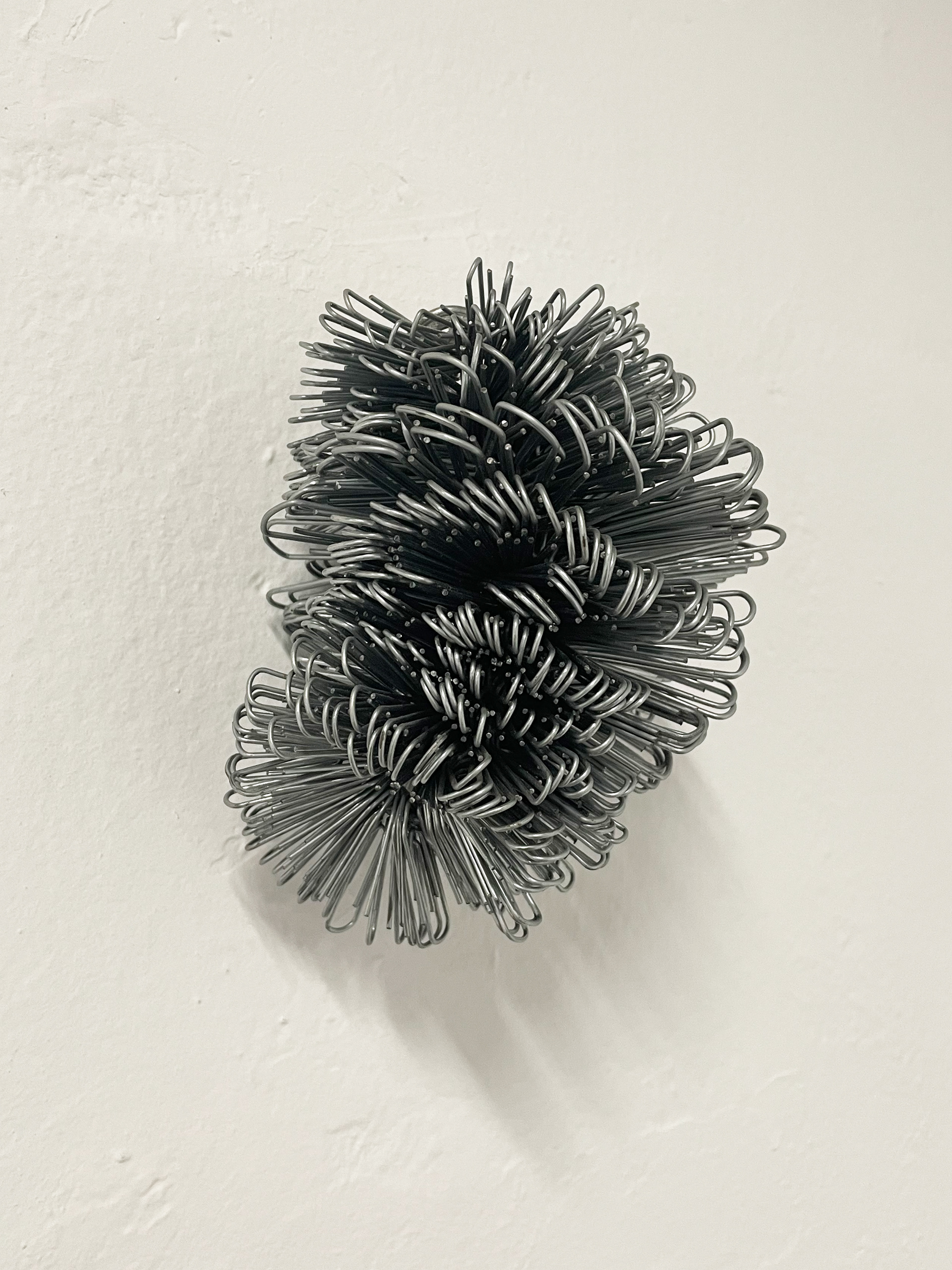 Tulio Costa. Tristeza estrutural IV, 2022, clipes de aço galvanizado e metal encontrado, 15 × 12 × 12 cm (TC207)