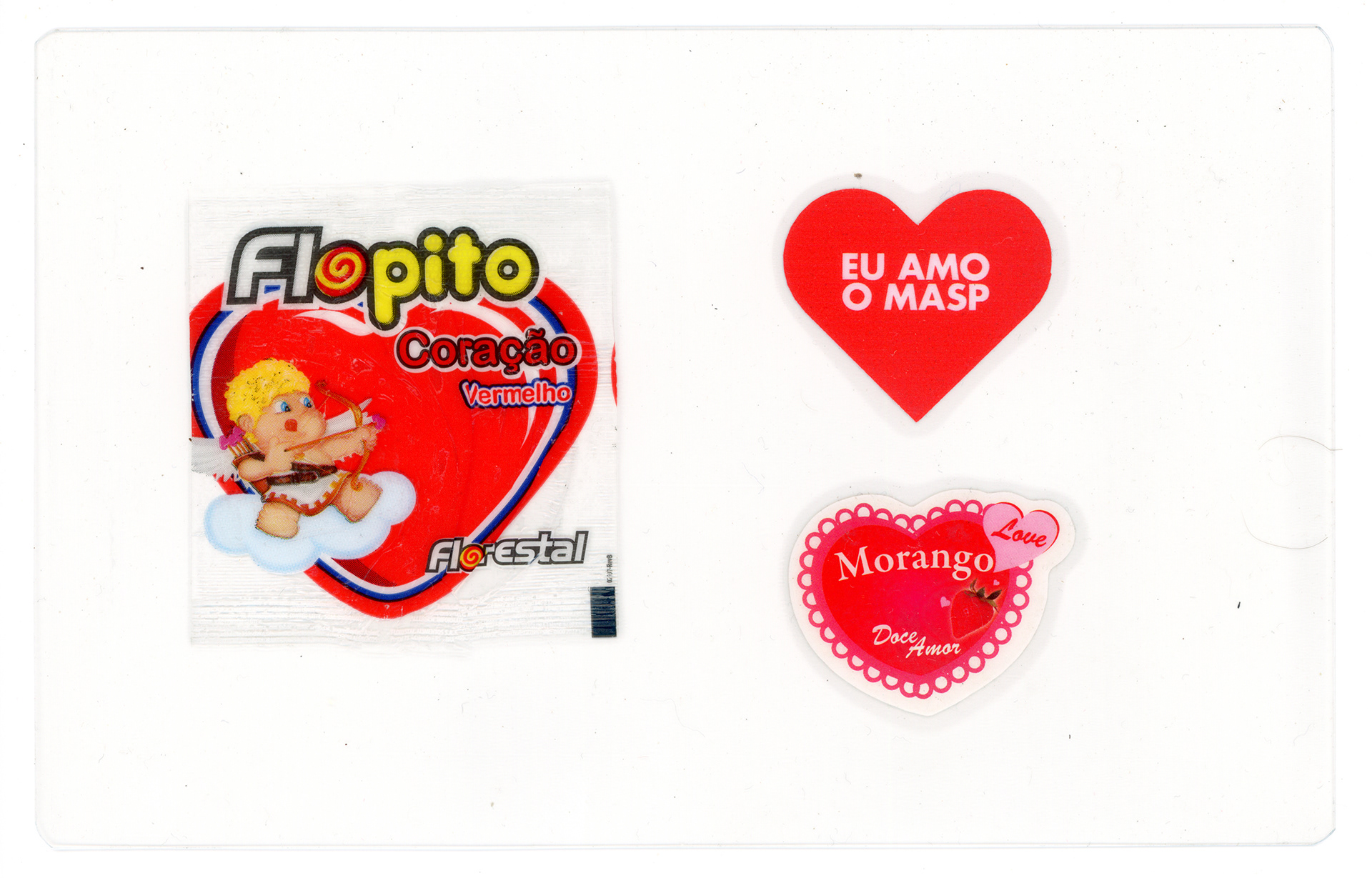 Tulio Costa. Eu amo o MASP II, 2023, cartela de adesivos e embalagem plástica seladas em poliéster, 12 x 19 cm (TC255)
