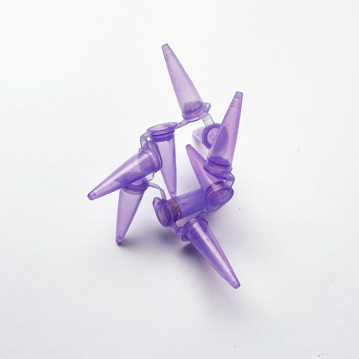 Purple Rain III, da série Vício, microtubos de plástico encontrados, 8 × 7 × 5,5 cm (TC095)