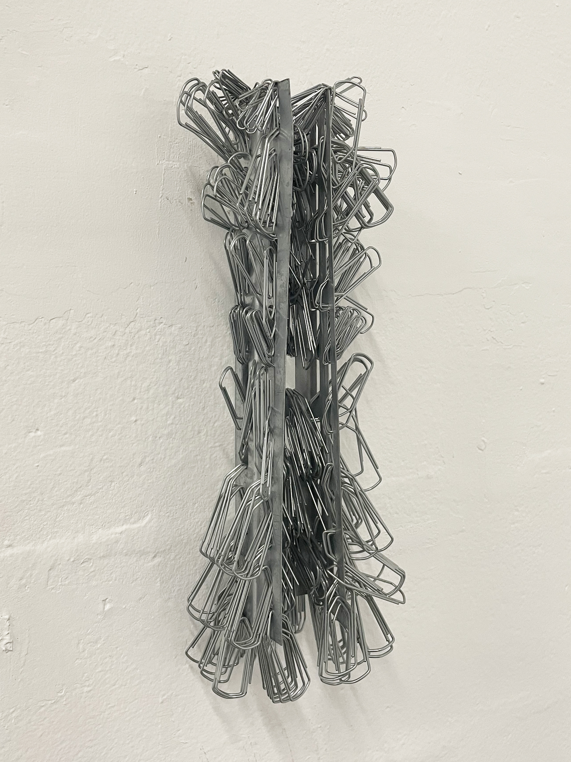 Tulio Costa. Tristeza estrutural VII, 2022, clipes de aço galvanizado e metal encontrado, 34 × 14 × 11 cm (TC210)