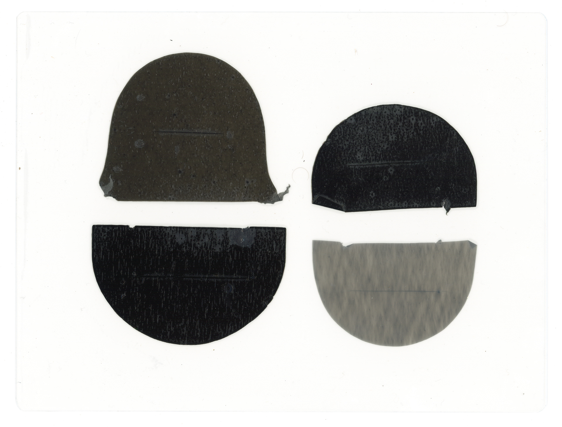 Tulio Costa. Sem título (meias-luas #10), 2023, fragmentos de sacola plástica selados em poliéster, 17 x 22,5 cm (TC269)