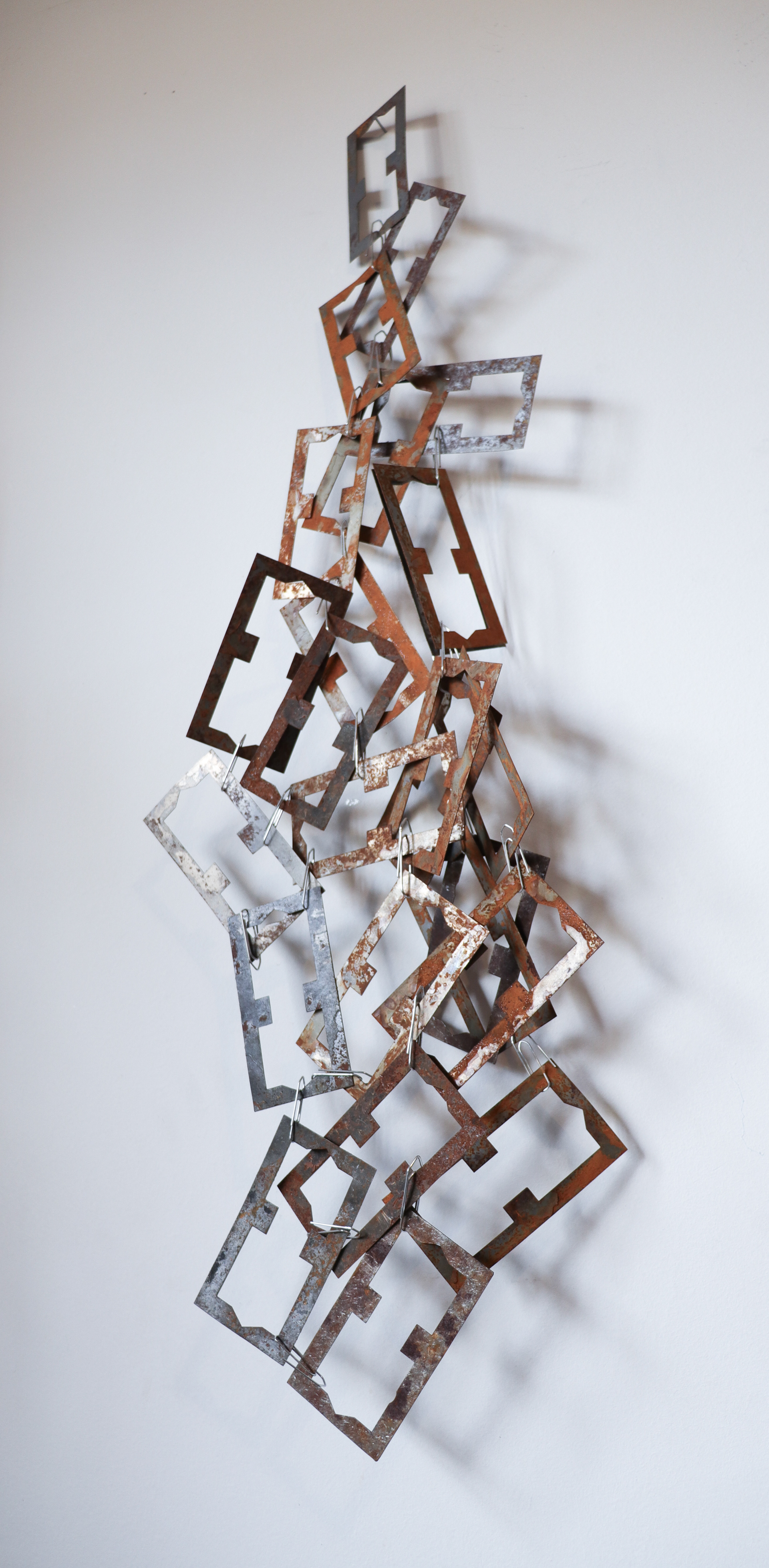 Tulio Costa. Transformador #5, 2022, metais encontradas e clipes de aço galvanizado, 79 × 30 × 9 cm (TC073)