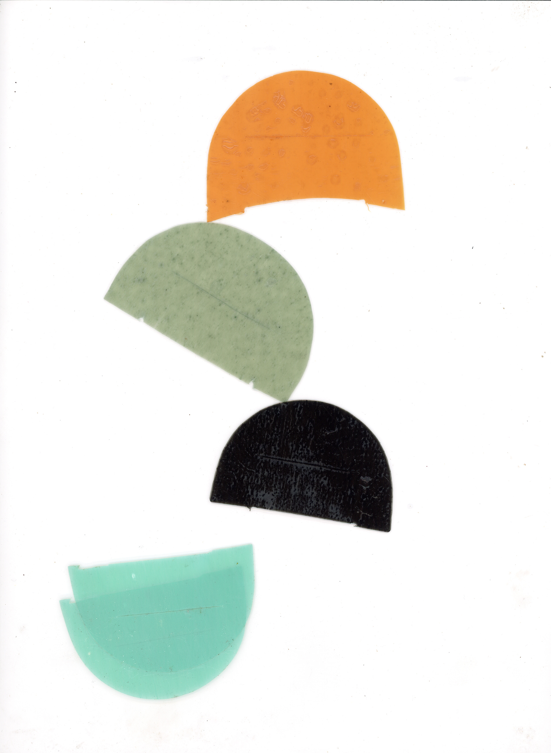 Tulio Costa. Sem título (meias-luas #20), 2023, fragmentos de sacola plástica selados em poliéster, 30,5 x 22 cm (TC279)