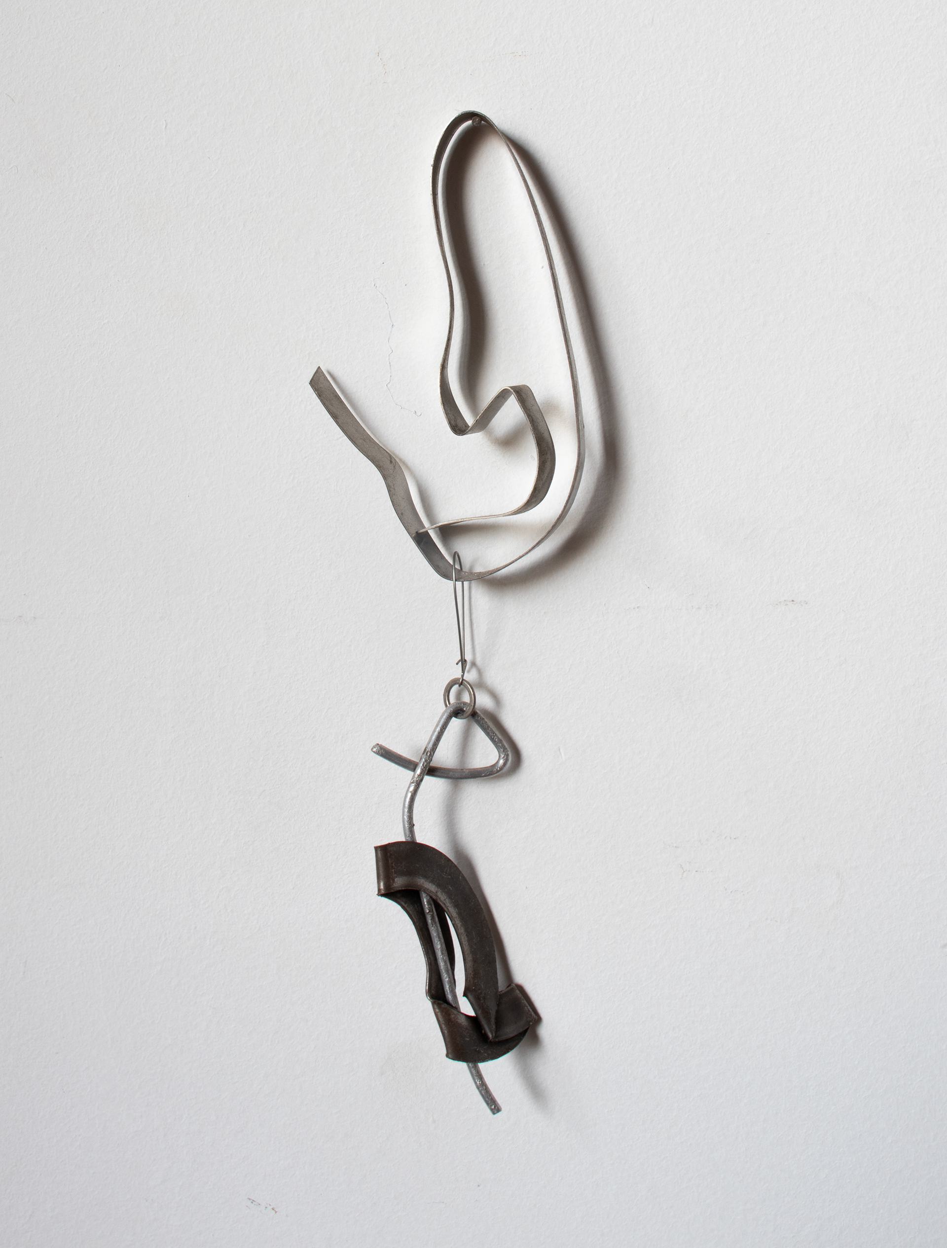 Tulio Costa. Acessório de parede #13, 2022, metais encontrados, argola de metal e base para brinco, 27 × 7,5 × 1,5 cm (TC066