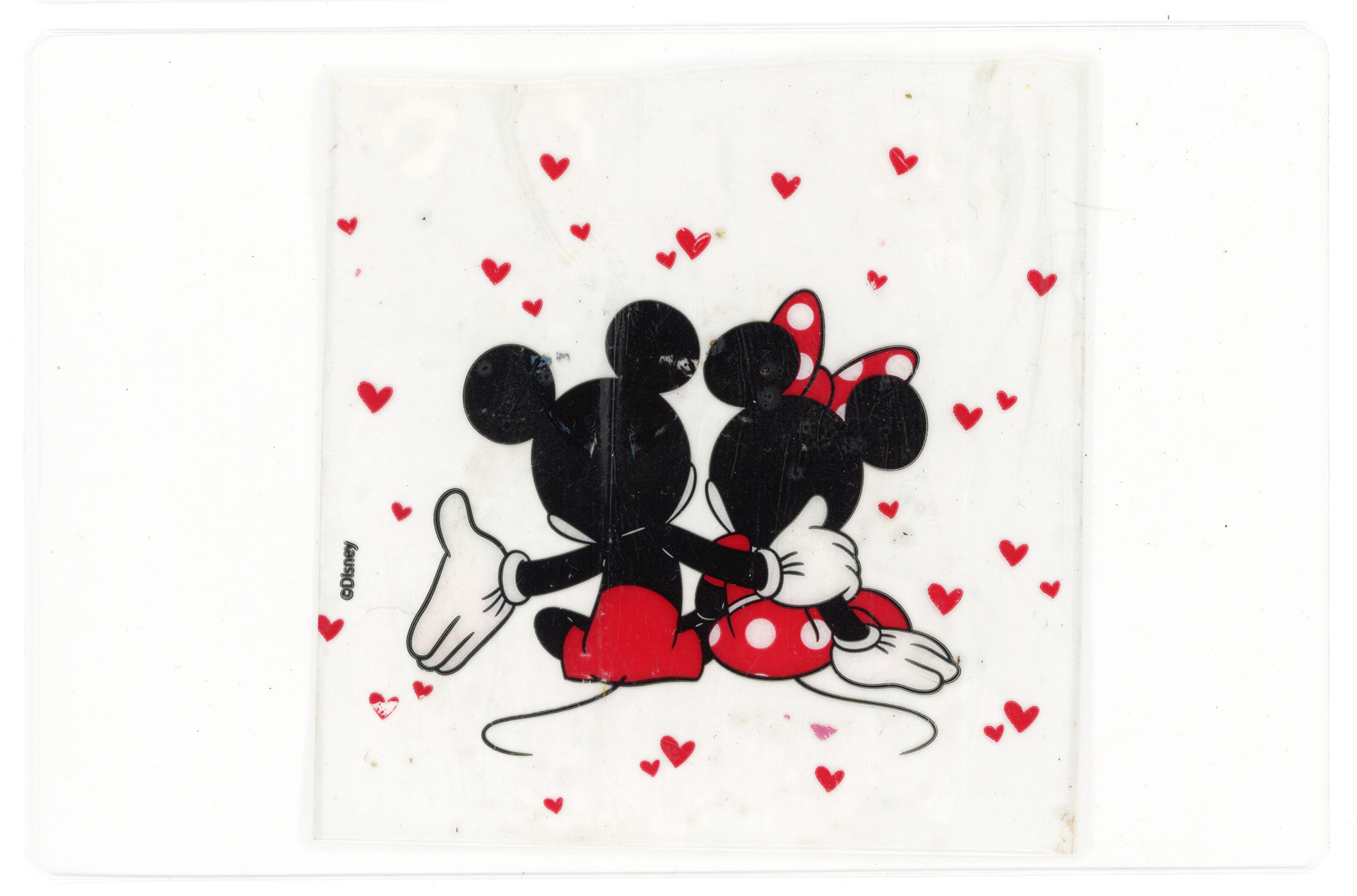 Tulio Costa. Mickey e Minnie plastificados, 2023, embalagem plástica selada em poliéster, 17 x 11 cm (TC259)