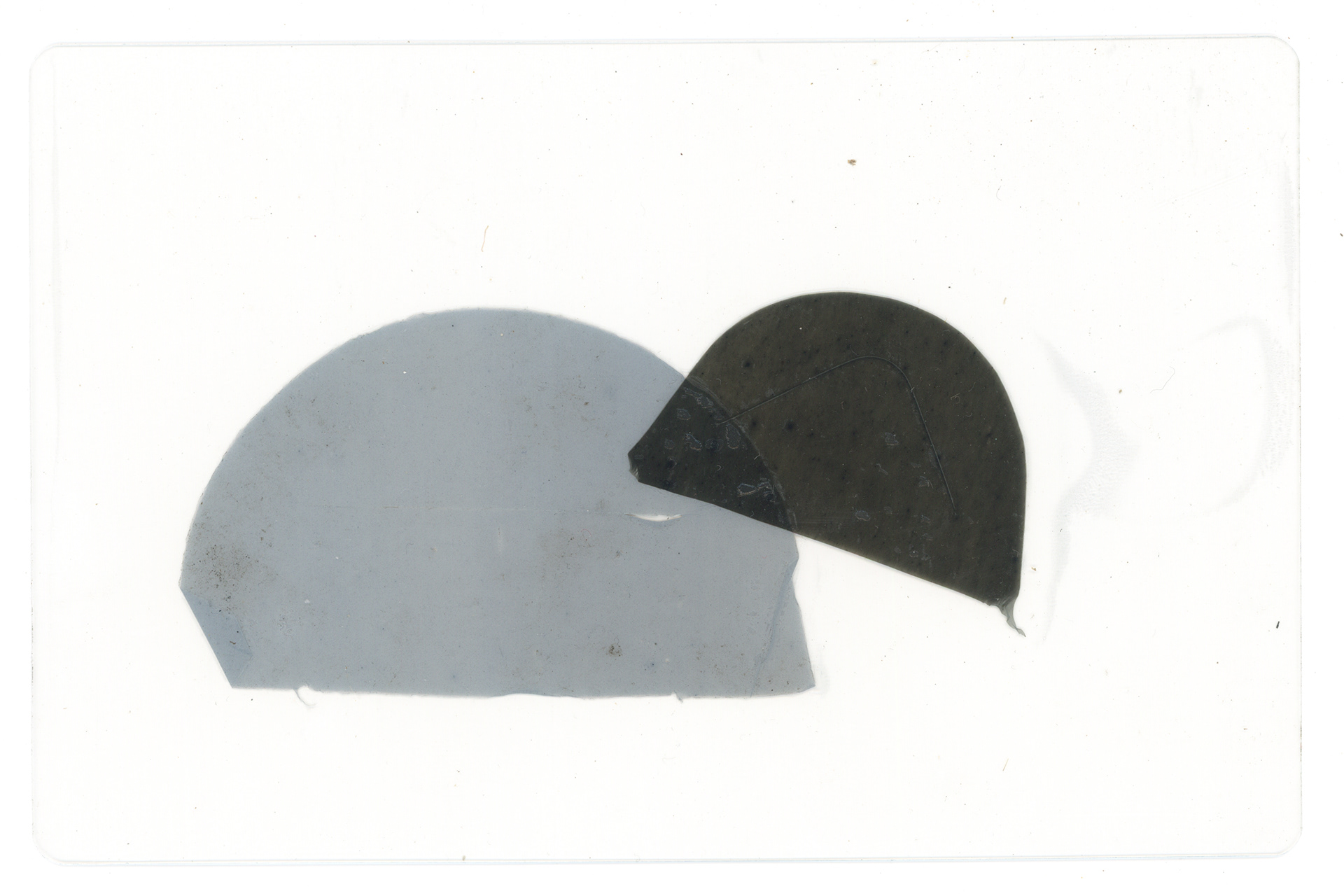 Tulio Costa. Sem título (meias-luas #22), 2023, fragmentos de sacola plástica selados em poliéster, 11 x 17 cm (TC281)