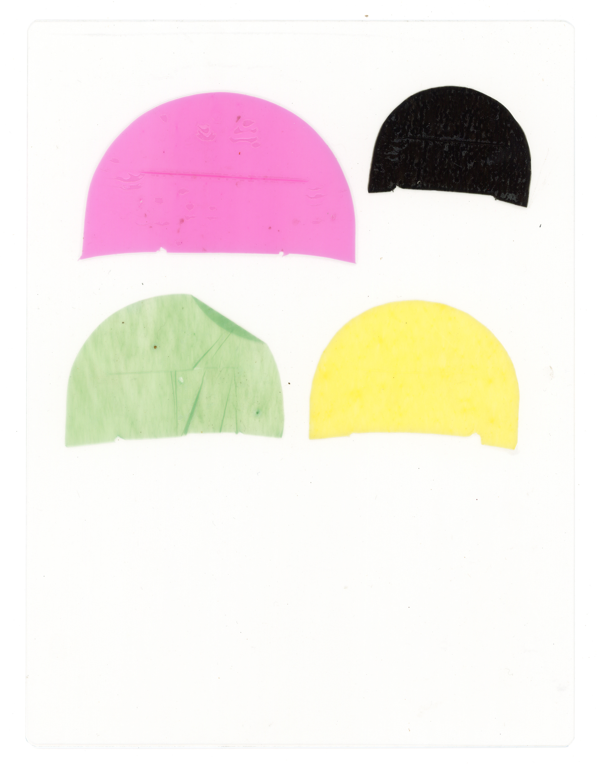 Tulio Costa. Sem título (meias-luas #5), 2022, fragmentos de sacola plástica selados em poliéster, 22,5 x 17 cm (TC264)