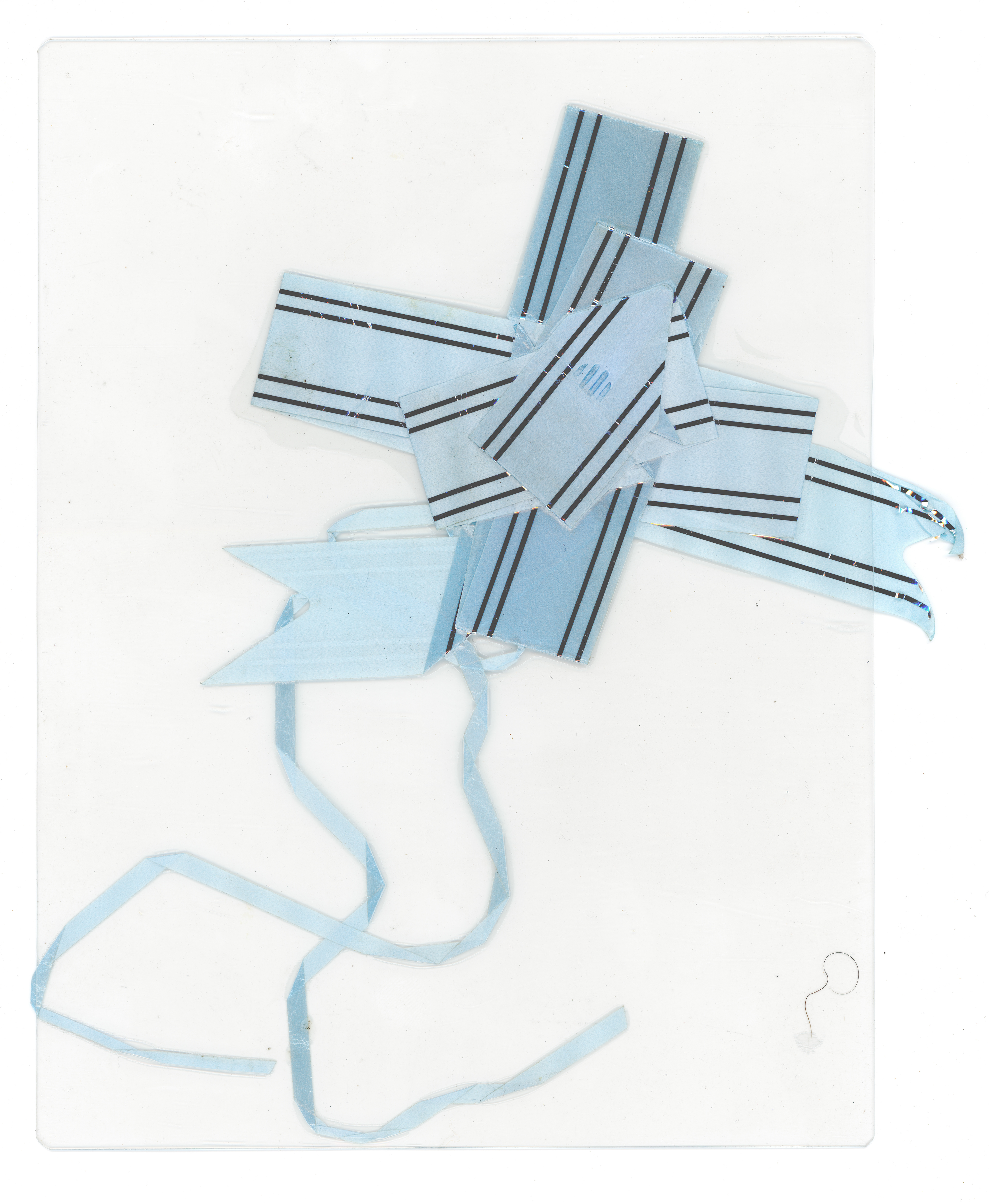 Tulio Costa. Laço azul, 2022, fita decorativa encontrada selada em poliéster, 22,5 × 17 cm (TC331)