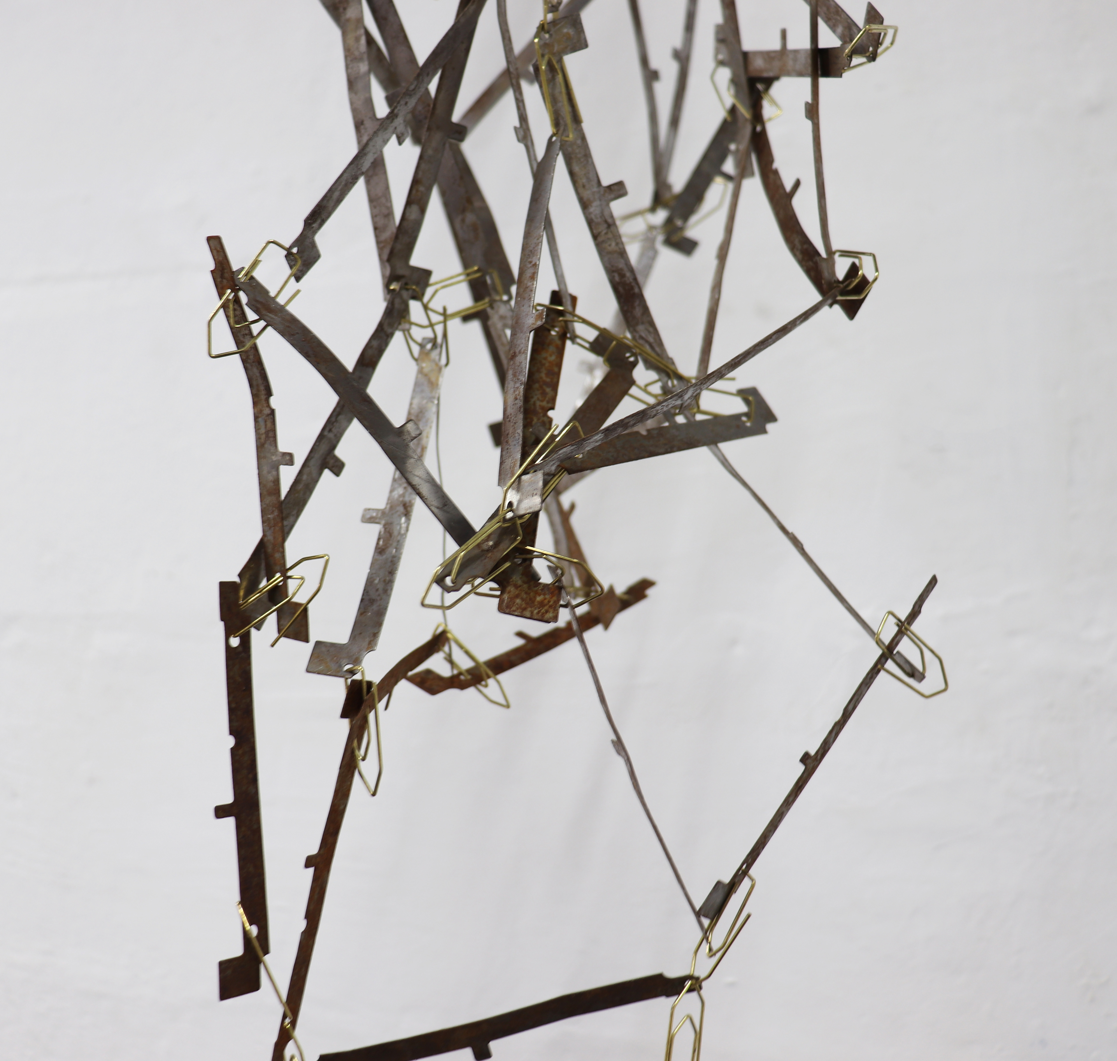 Tulio Costa. Transformador #8, 2022, metais encontradas e clipes de aço galvanizado, 63 × 24 × 24 cm (detalhe) (TC076) 