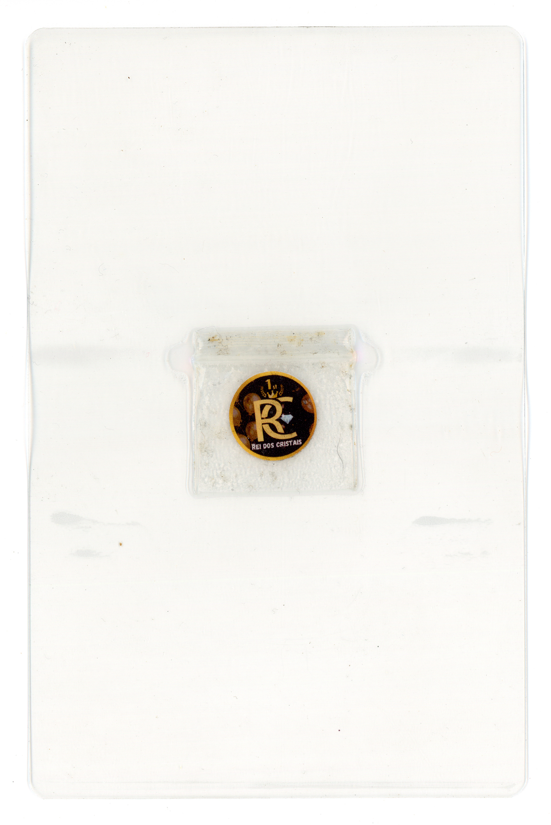 Tulio Costa. Rei dos cristais, da série Vício, 2022, embalagens plásticas encontradas selados em poliéster, 17 × 11 cm (TC299)