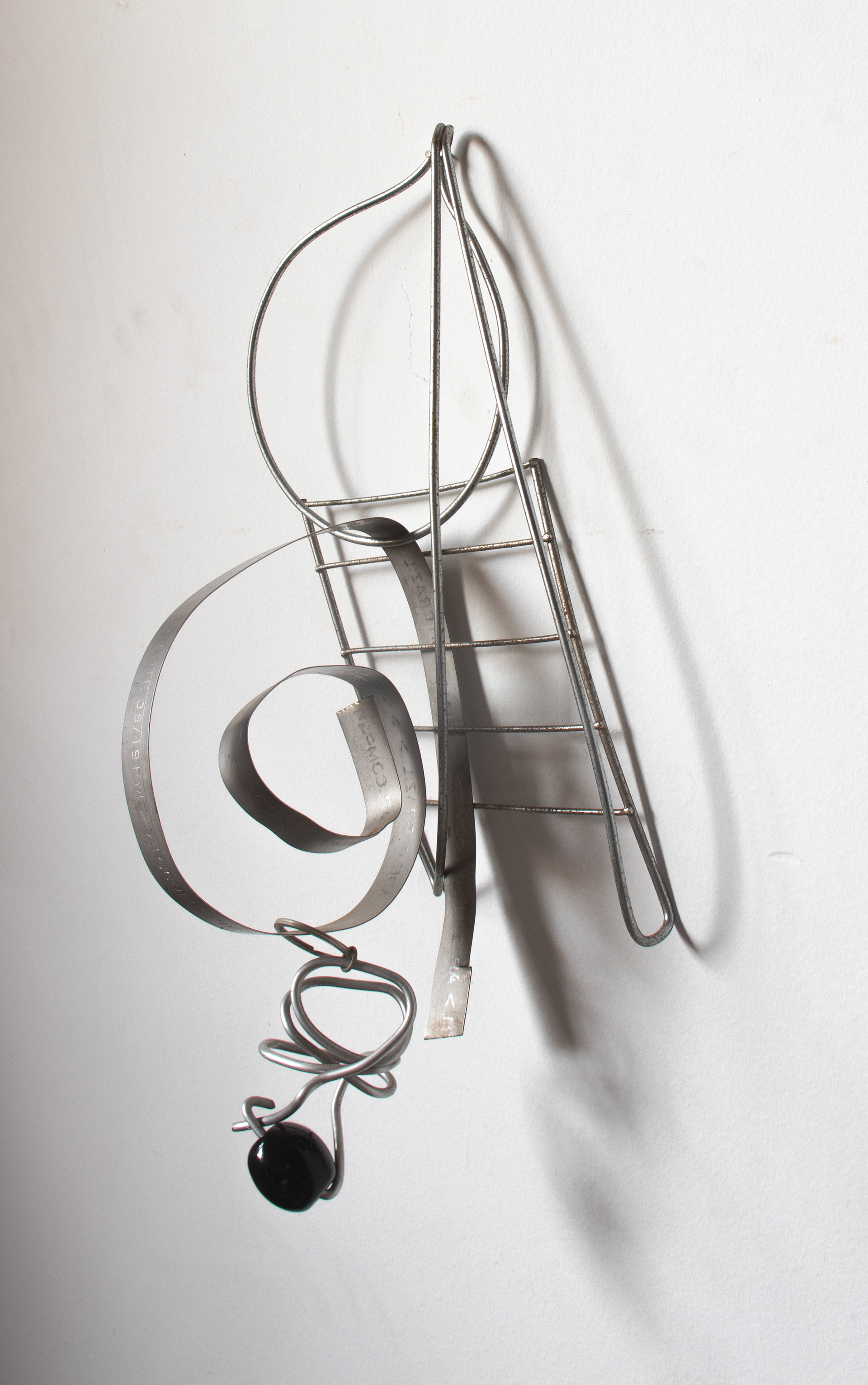 Tulio Costa. Acessório de parede #9, 2022, metais encontrados e Murano, 39 × 15 × 14 cm (TC062)