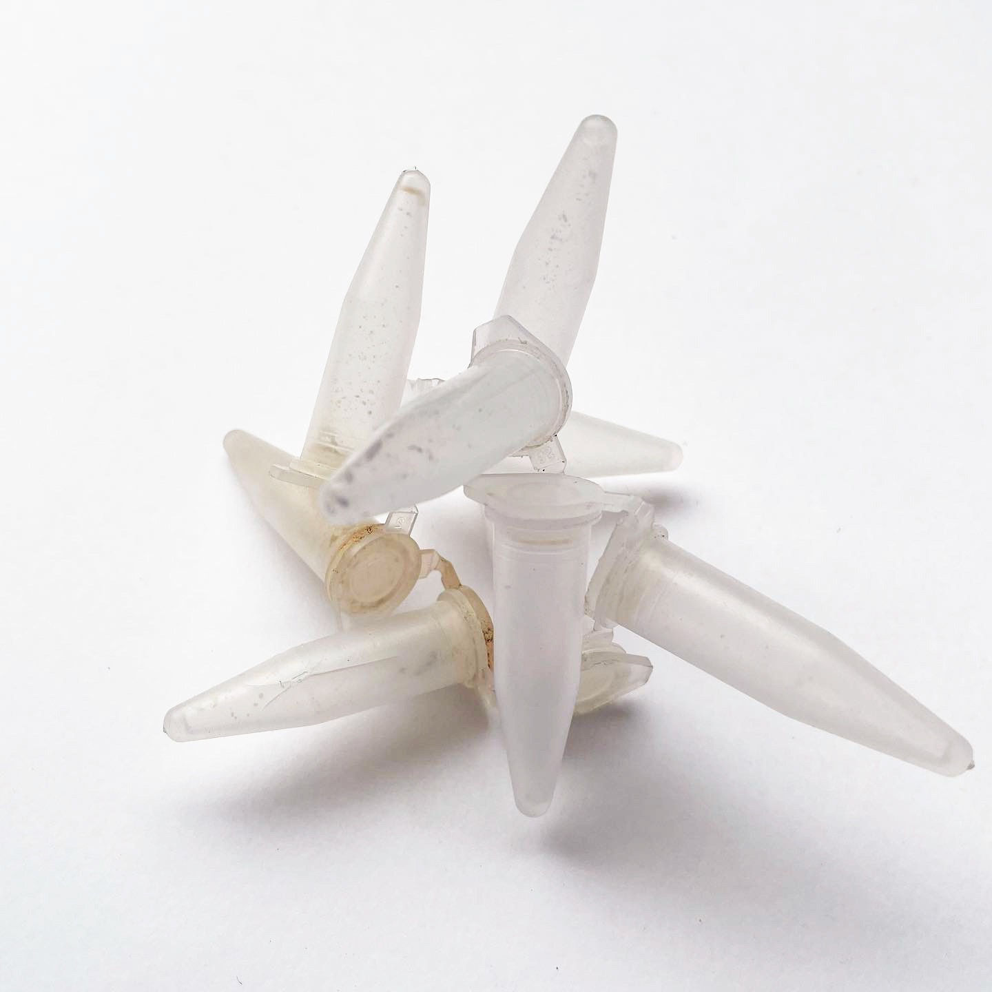 Use branco pela paz, da série Vício, microtubos de plástico encontrados, 12 × 7 × 7 cm (TC092)