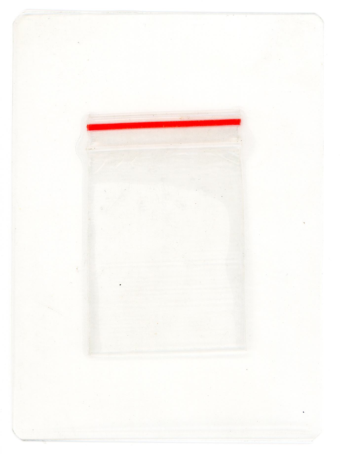 Tulio Costa. Zip Lock #7, da série Vício, 2022, embalagem plástica encontrada selada em poliéster, 11 × 8 cm (TC312)
