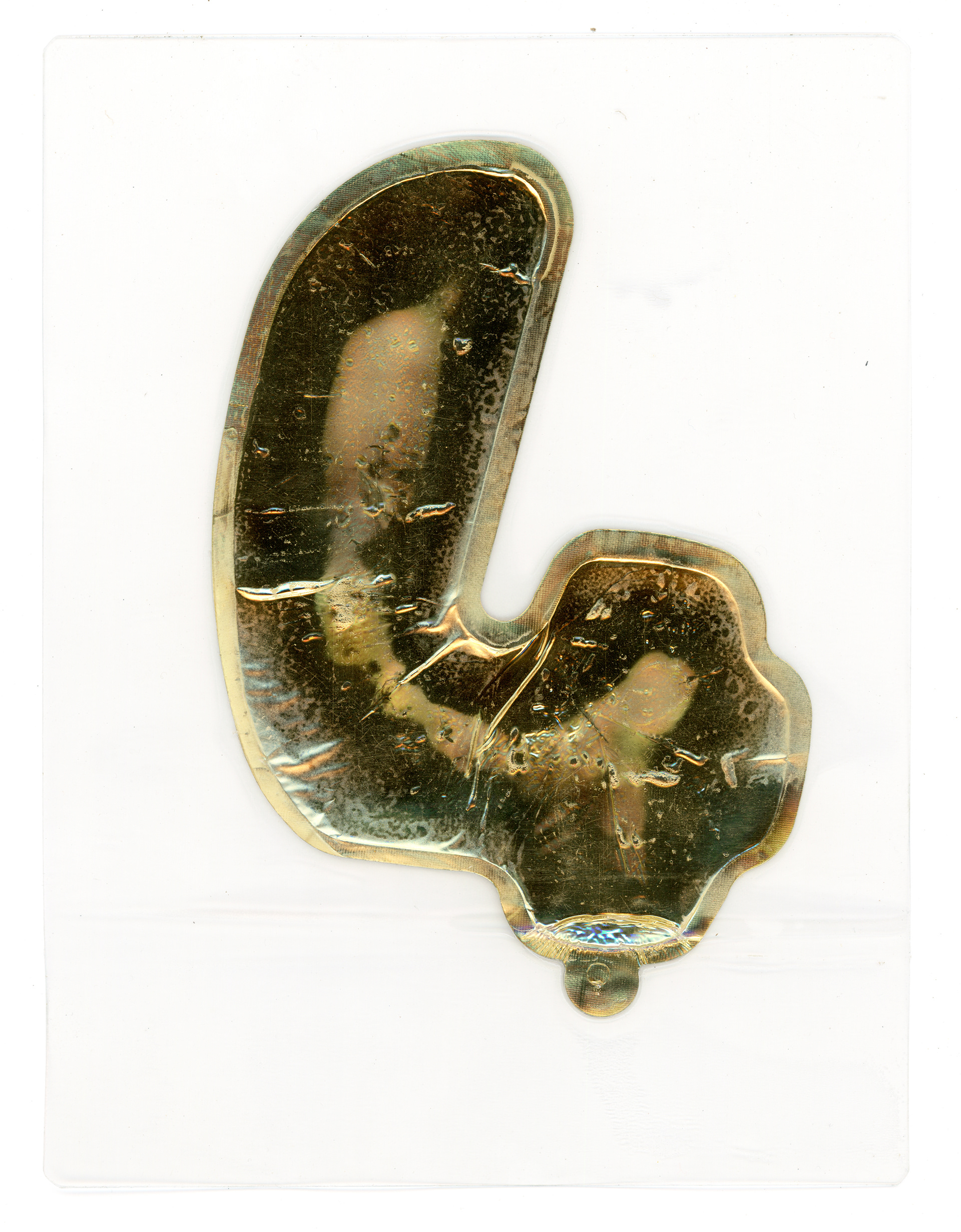 Tulio Costa. Quatro inflável dourado, 2022, balão inflável encontrado selado em poliéster, 22,5 × 17 cm (TC341)