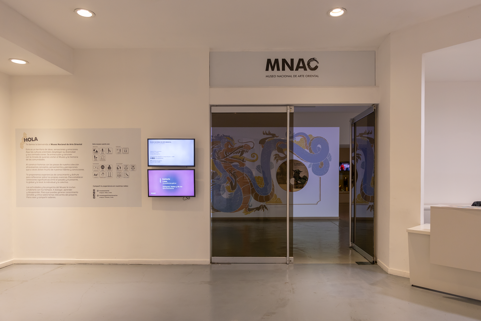 Vista de la entrada desde el hall, texto de bienvenida e información en código accesible, pictogramas y video en LSA. Foto: @mariana.poggio