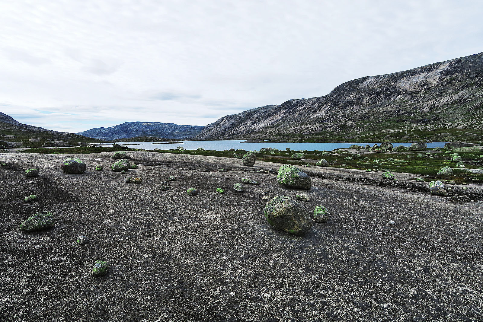 Kuka näitä kiviä tänne ripottelee?