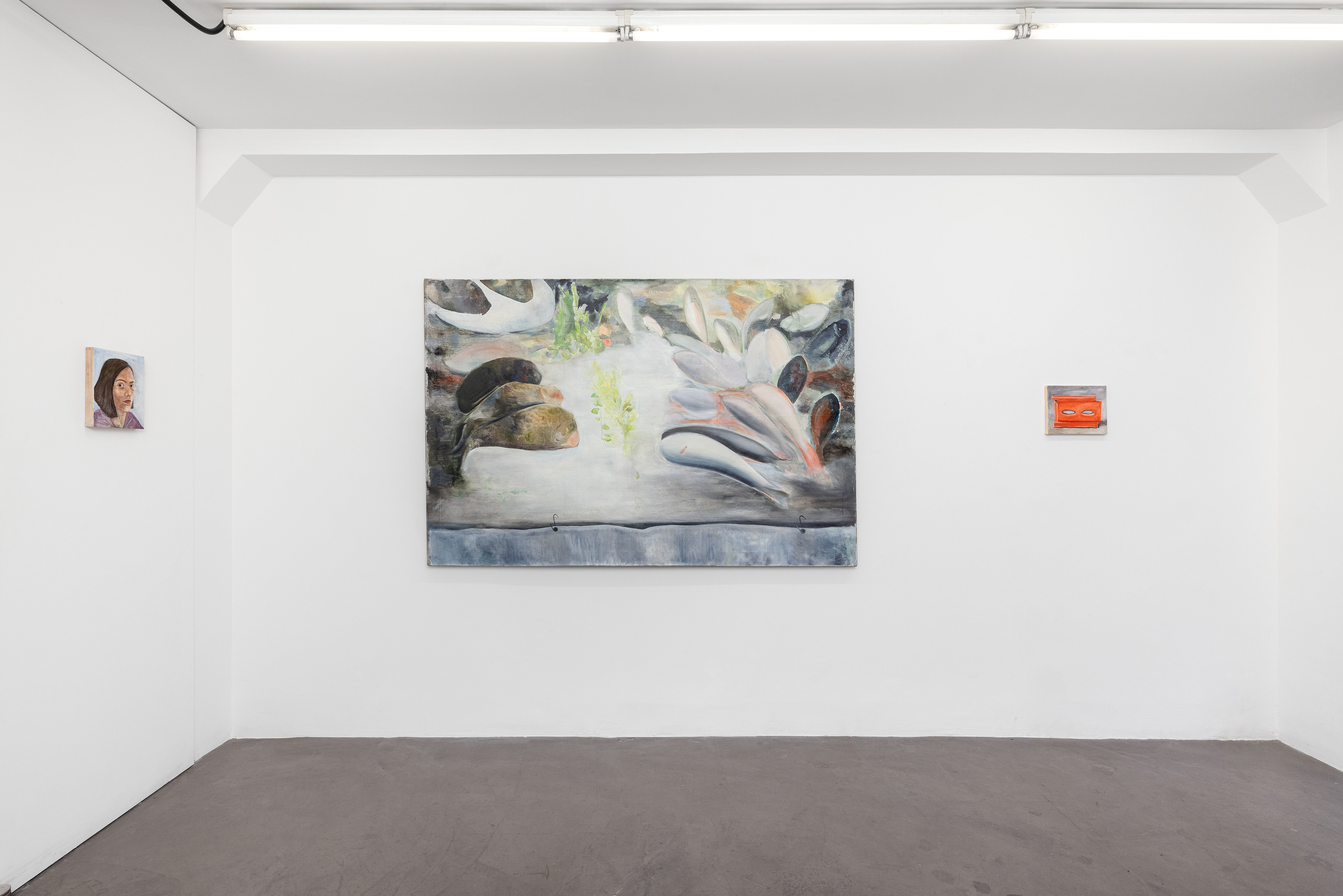 A gauche et à droite, oeuvres de Norma Trif ; au centre, oeuvre de Nino Kapanadze © Romain Darnaud