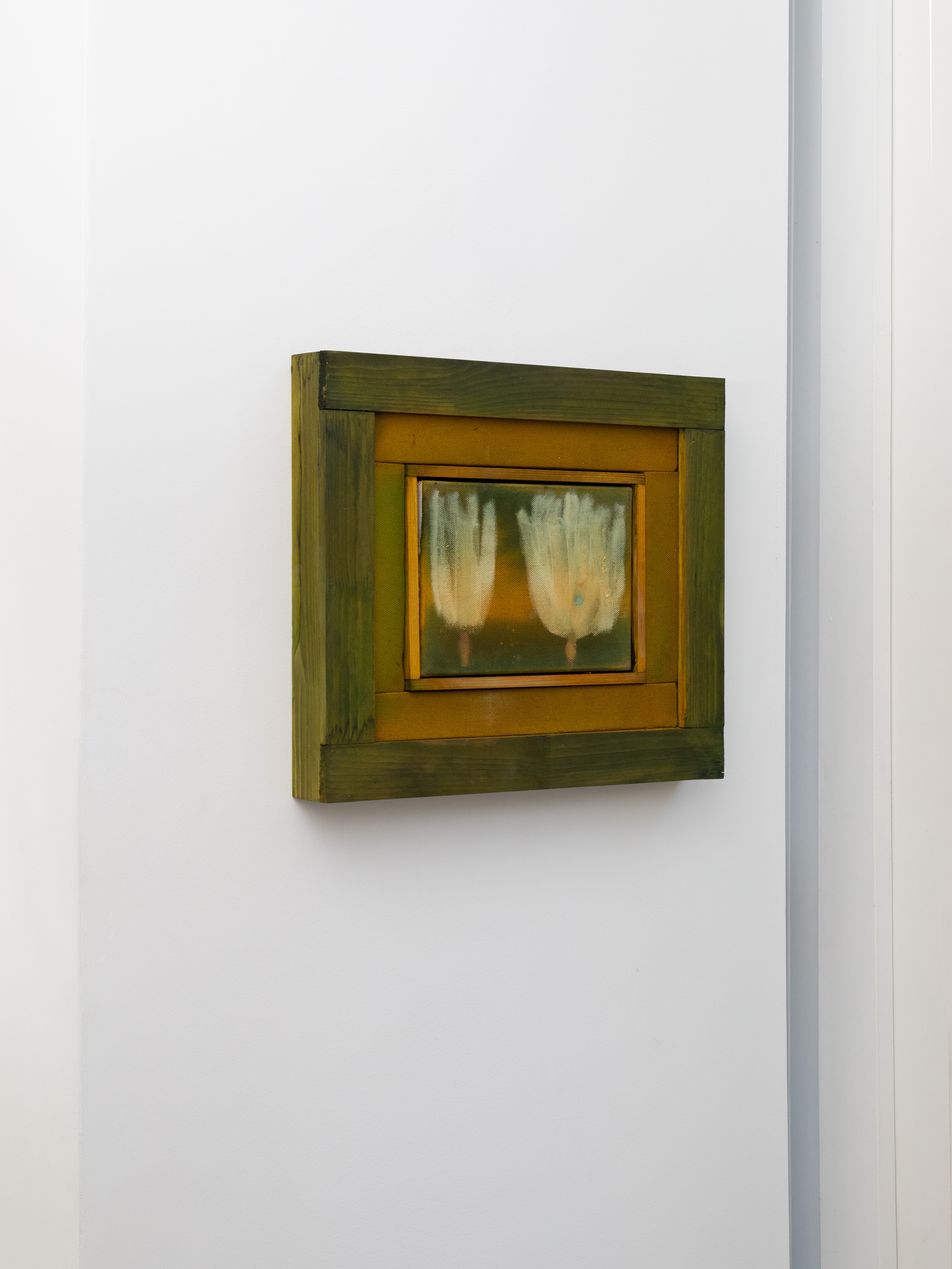 Maxime Testu, Deux fleurs, 2025, encre, gomme arabique, pigments, peinture à huile, bois, 42 x 35 x 6 cm 