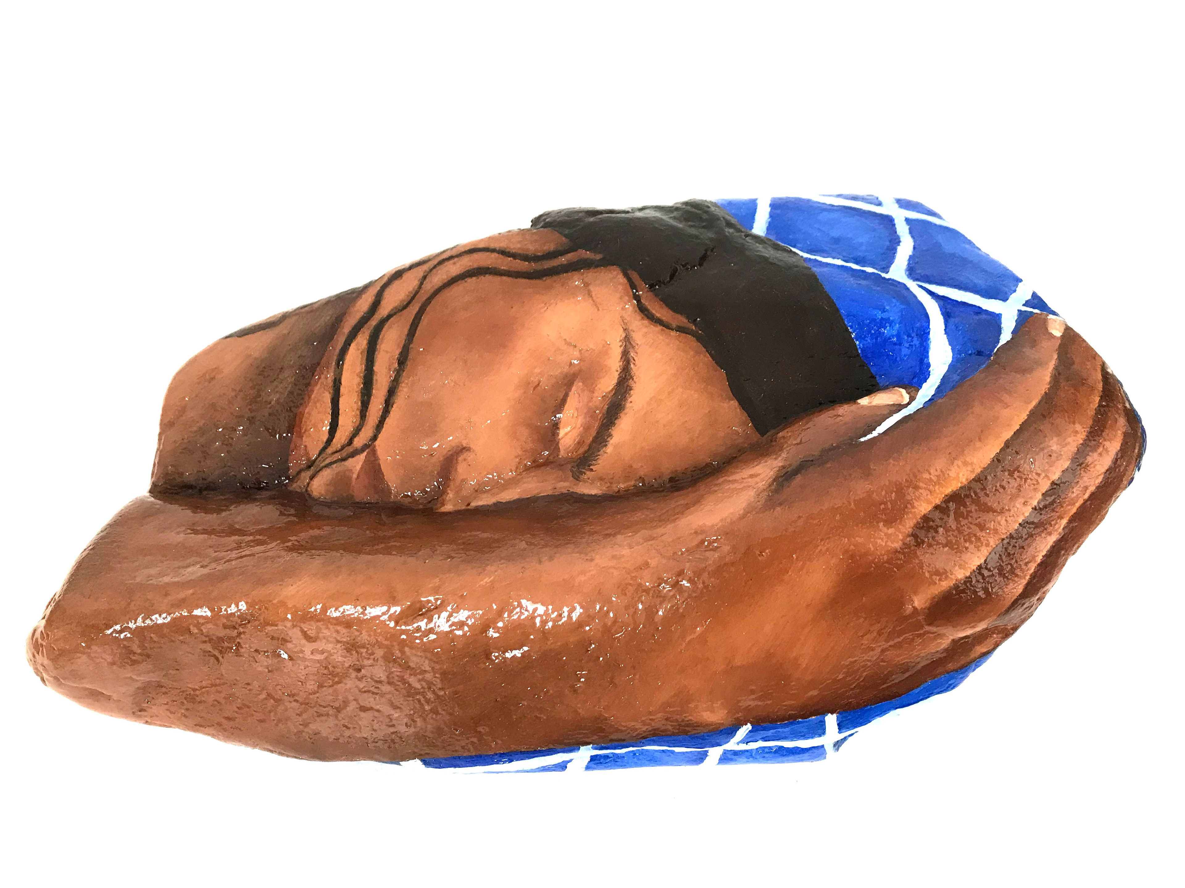 Dormeuse sur carreaux de piscine, huile sur galet, 28 x 16 x 9 cm (environ), 2020