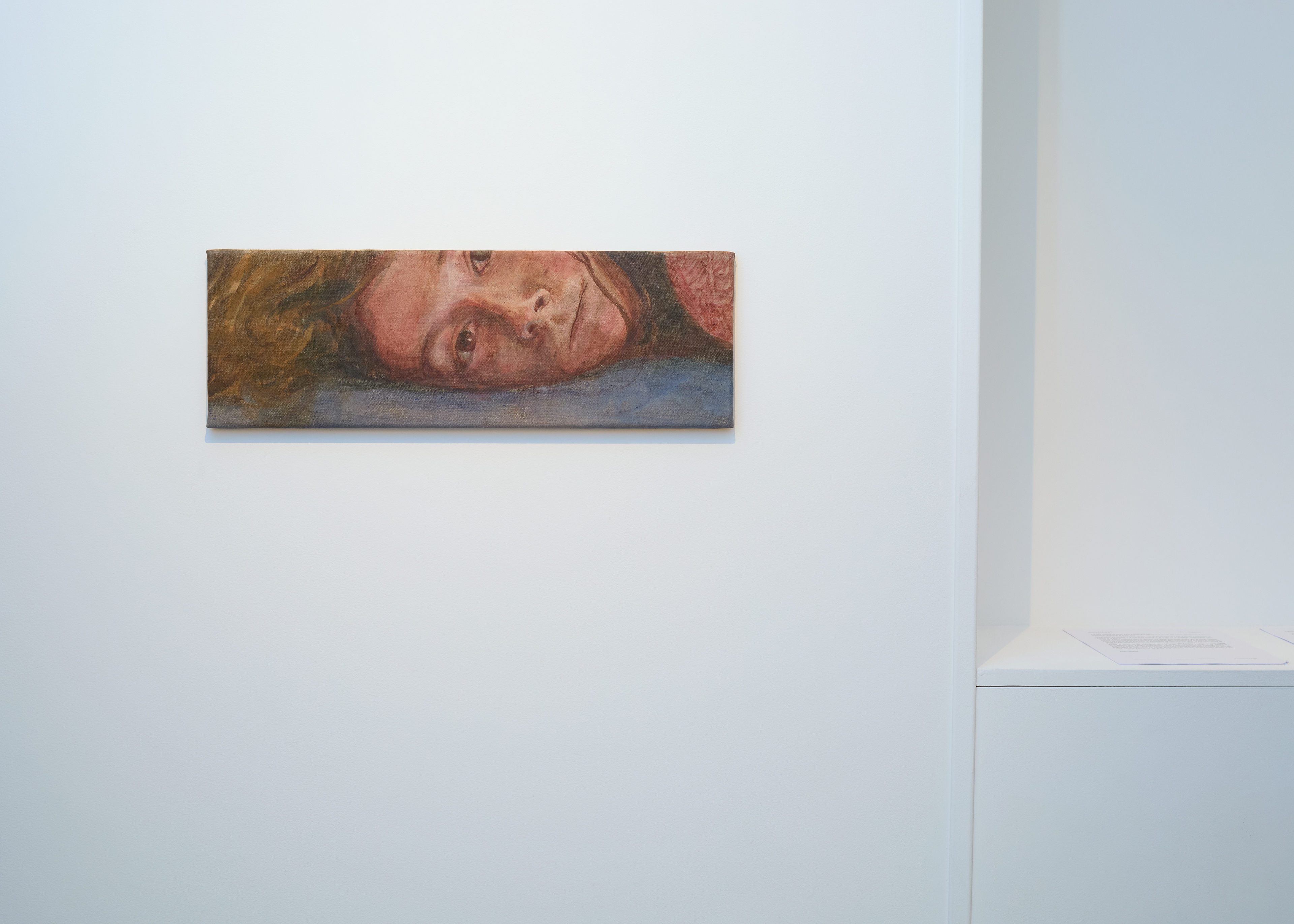 Cécile Lempert, Reclining child, 2025, distemper on canvas, 20x60 cm  ©Albane Durand-Viel