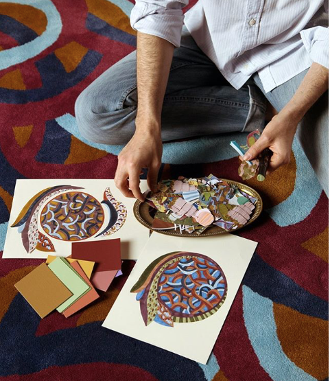 L'artiste travaillant sur son tapis pour la Maison Pinton