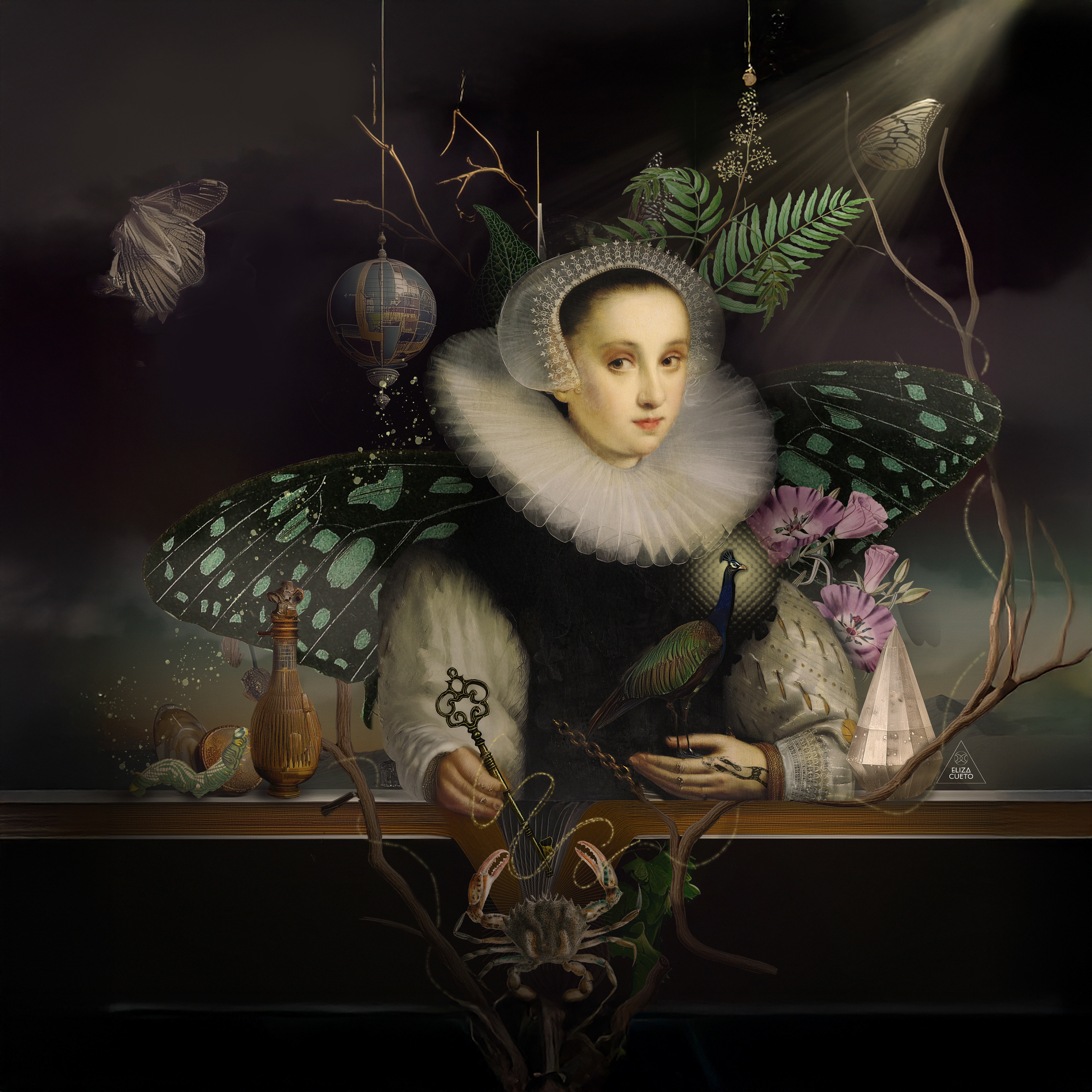 Collage digital surrealista de una mujer renacentista con alas de mariposa, rodeada de símbolos esotéricos. A su lado hay un pavo real, una llave dorada y geometrías sagradas. Fondo oscuro con detalles botánicos y elementos flotantes, evocando la transformación y la conexión con lo oculto.