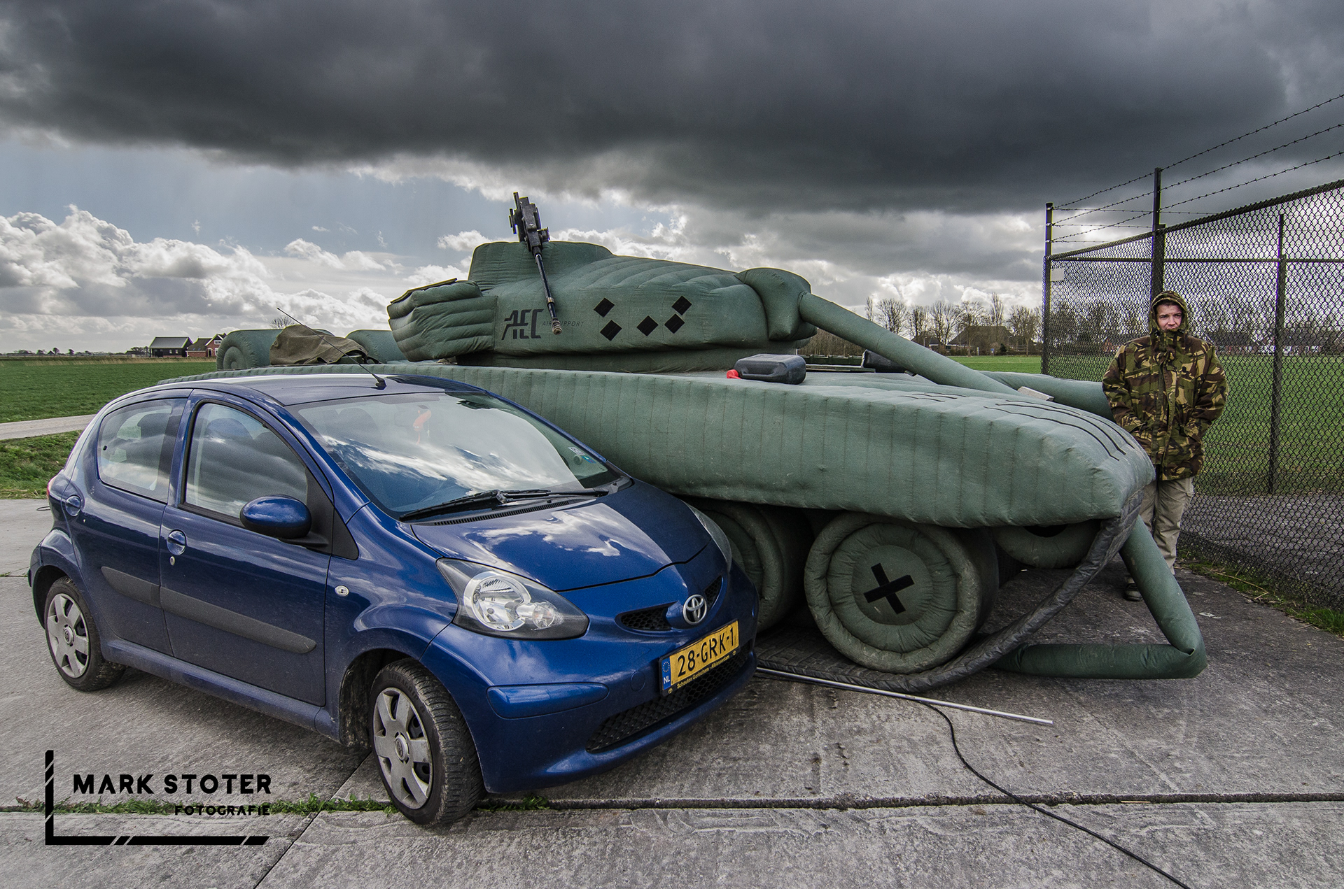 21 maart 2017 - Warfstermolen - Tijdens oefeningen van Defensie wordt gebruik gemaakt van deze opblaastank. Het doel van de tank is het uitbeelden van de vijand welke uitgeschakeld moet worden door bijvoorbeeld de Luchtmacht.